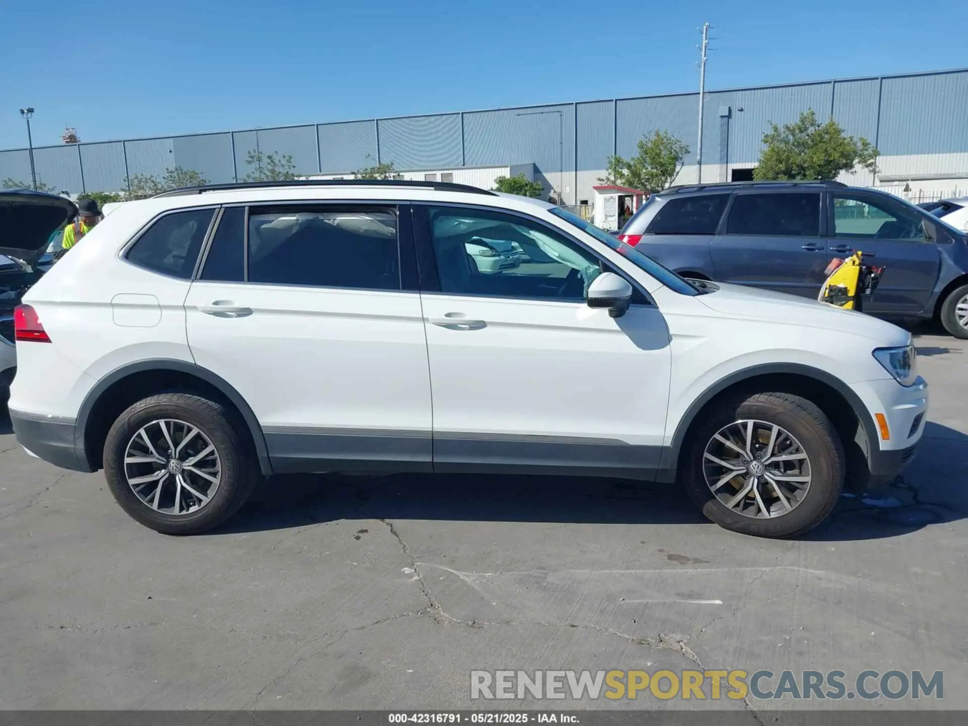 12 Photograph of a damaged car 3VV3B7AX8LM120160 VOLKSWAGEN TIGUAN 2020