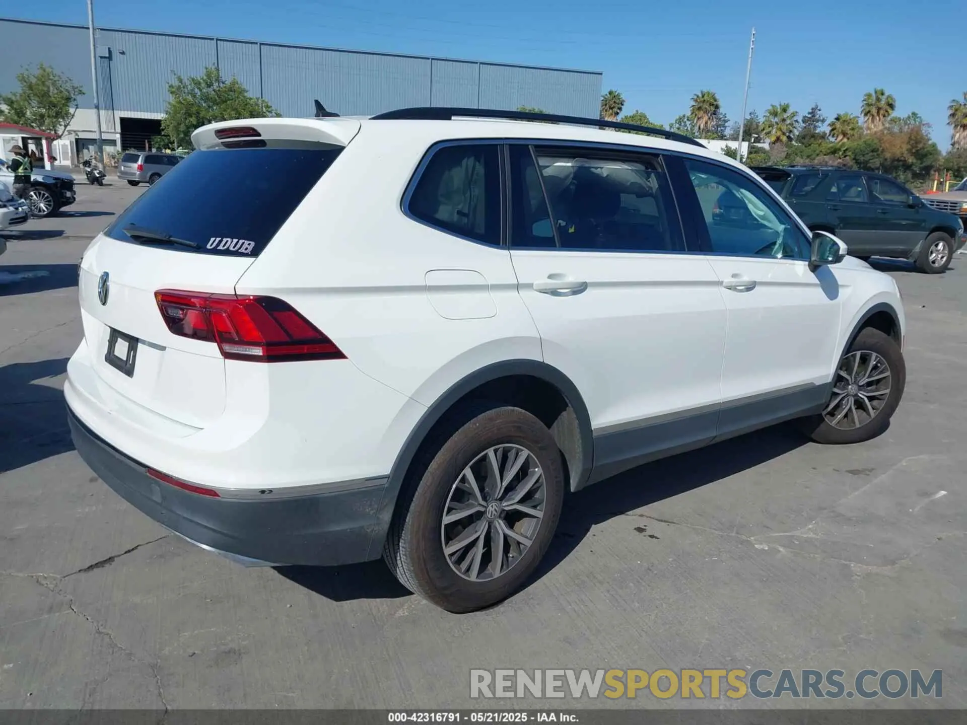 4 Photograph of a damaged car 3VV3B7AX8LM120160 VOLKSWAGEN TIGUAN 2020