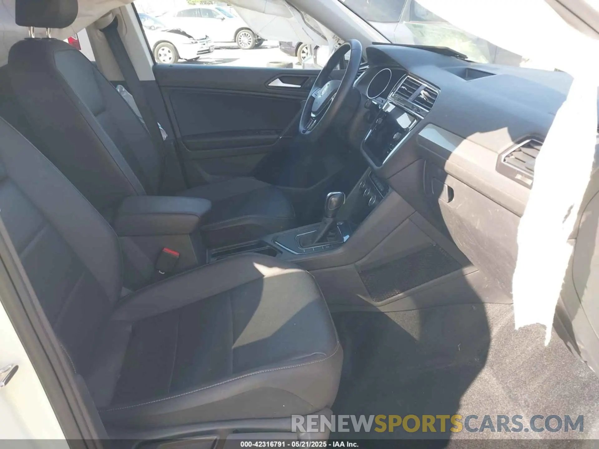 5 Photograph of a damaged car 3VV3B7AX8LM120160 VOLKSWAGEN TIGUAN 2020