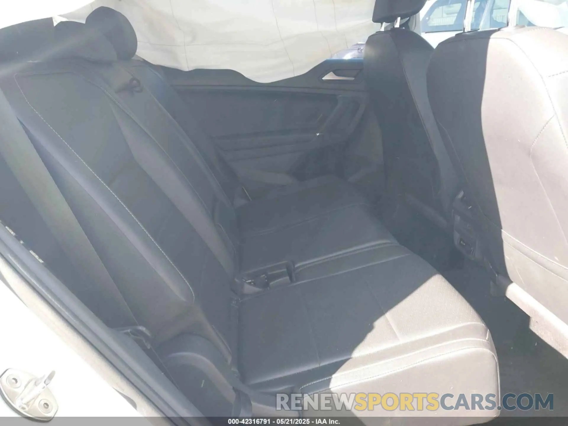 8 Photograph of a damaged car 3VV3B7AX8LM120160 VOLKSWAGEN TIGUAN 2020