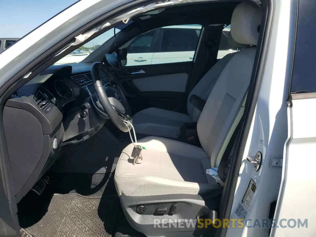 7 Photograph of a damaged car 3VV3B7AX8LM177572 VOLKSWAGEN TIGUAN 2020