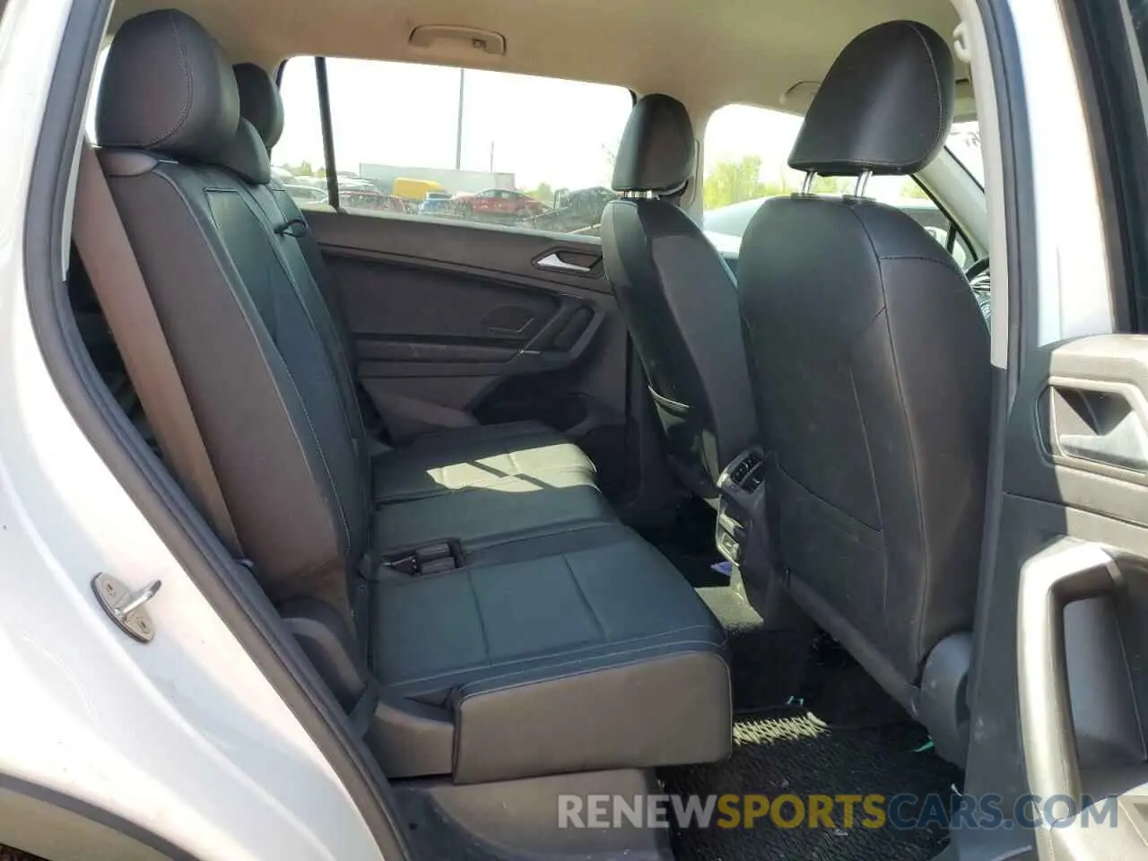 11 Photograph of a damaged car 3VV3B7AX9LM071888 VOLKSWAGEN TIGUAN 2020