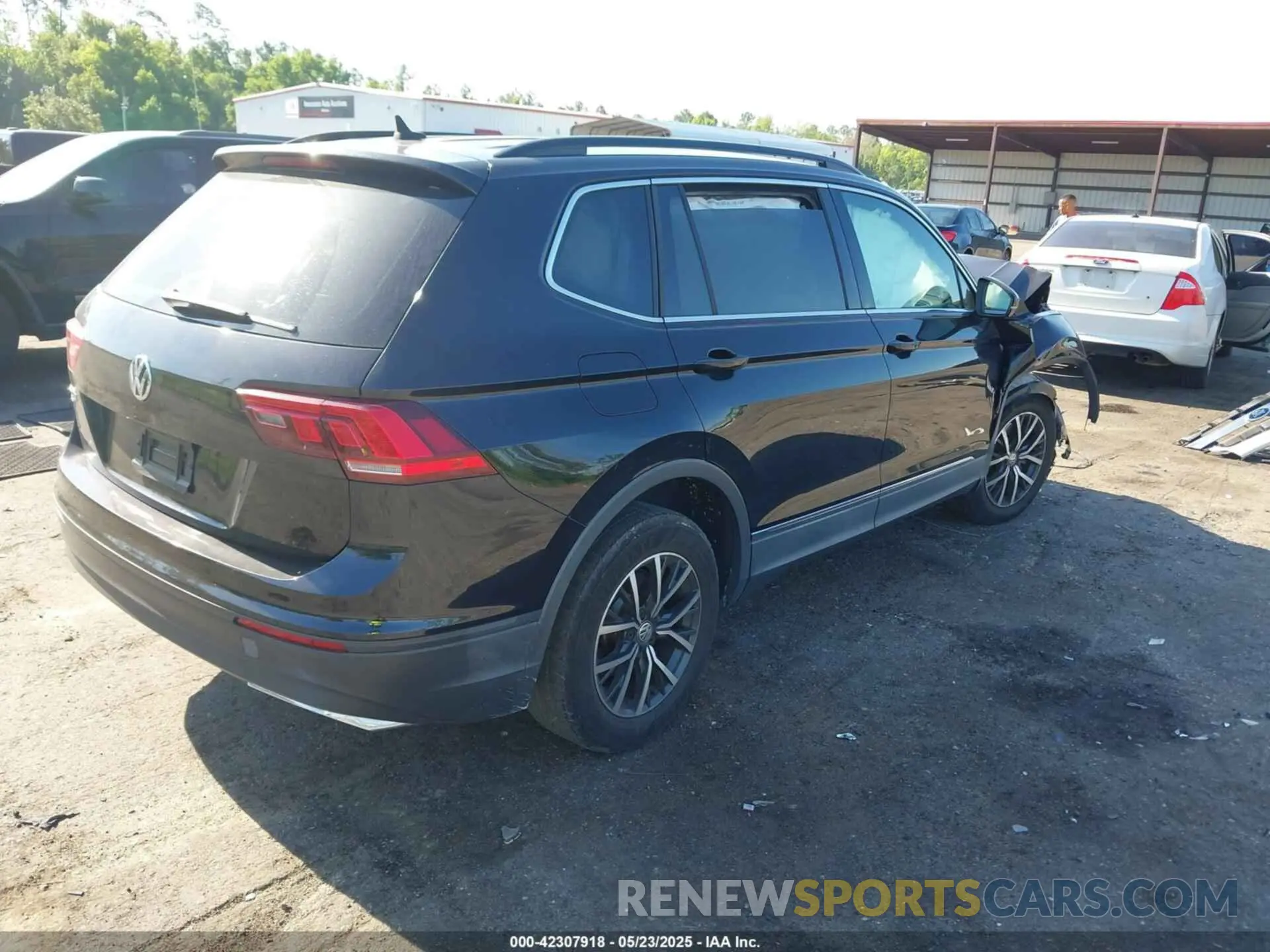 4 Photograph of a damaged car 3VV3B7AX9LM120457 VOLKSWAGEN TIGUAN 2020