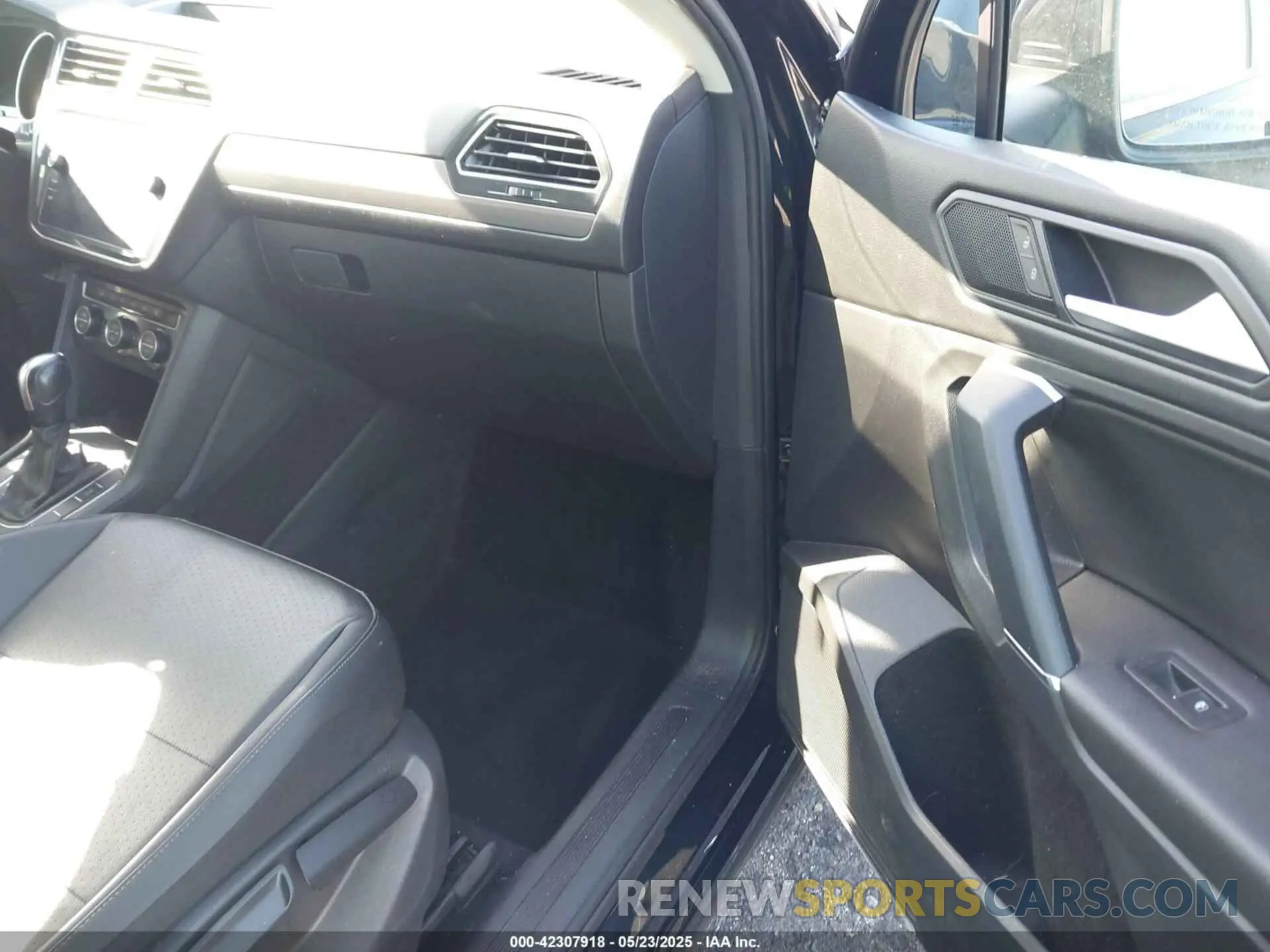 5 Photograph of a damaged car 3VV3B7AX9LM120457 VOLKSWAGEN TIGUAN 2020