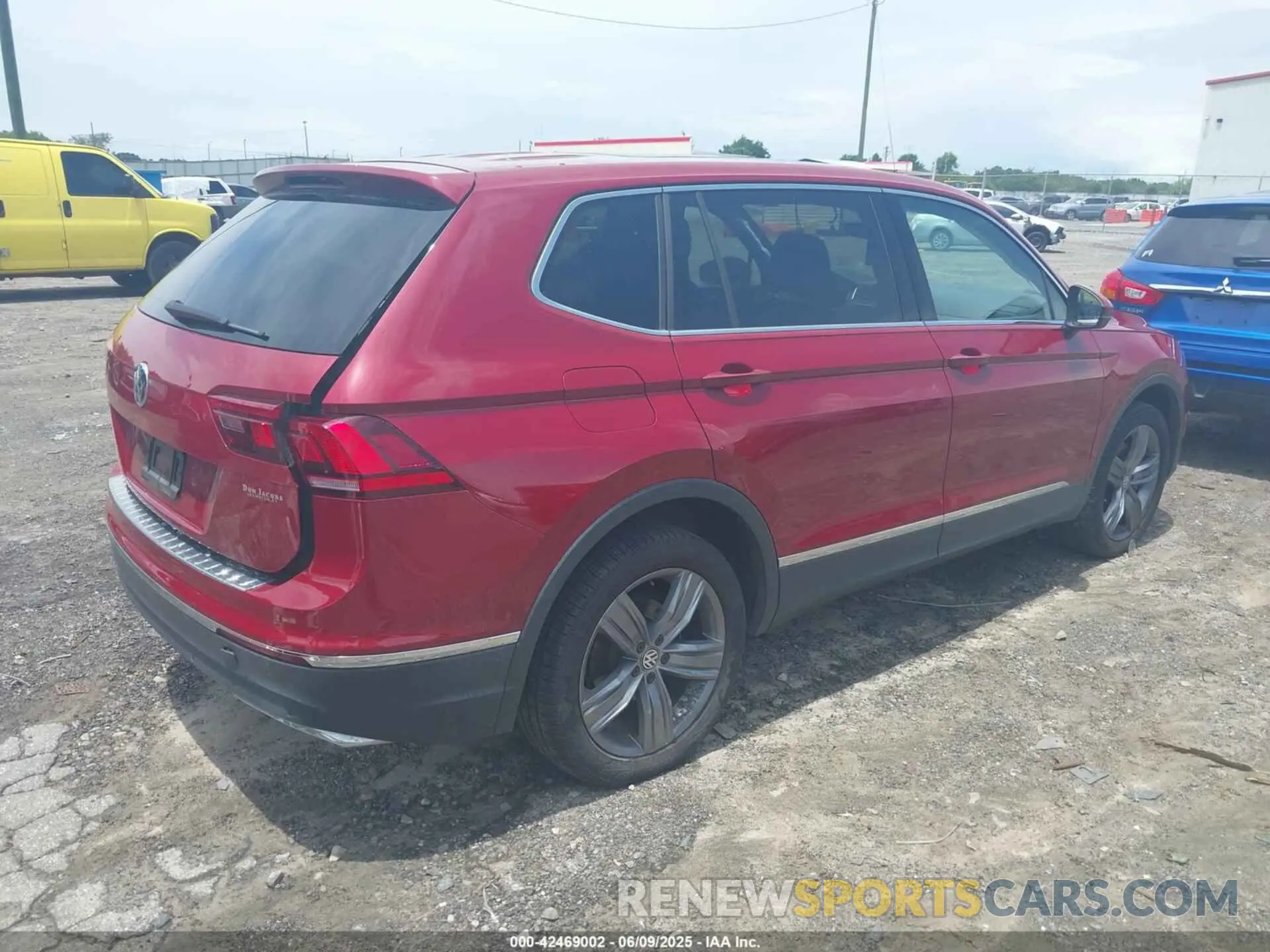 4 Photograph of a damaged car 3VV3B7AXXLM115851 VOLKSWAGEN TIGUAN 2020