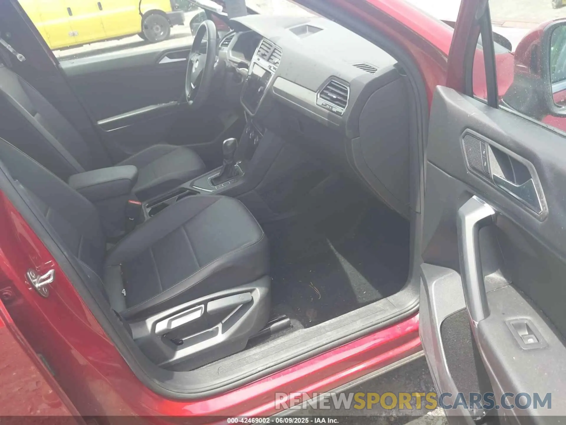 5 Photograph of a damaged car 3VV3B7AXXLM115851 VOLKSWAGEN TIGUAN 2020