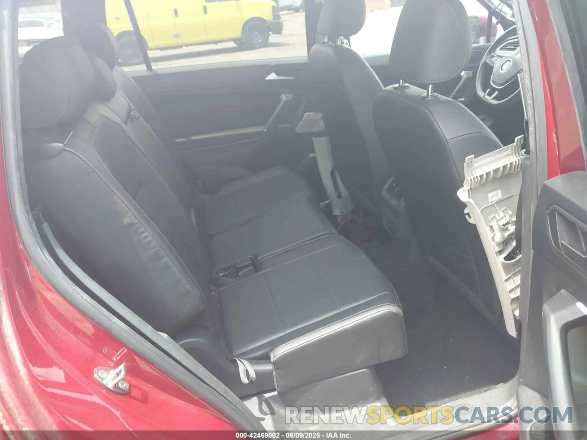 8 Photograph of a damaged car 3VV3B7AXXLM115851 VOLKSWAGEN TIGUAN 2020
