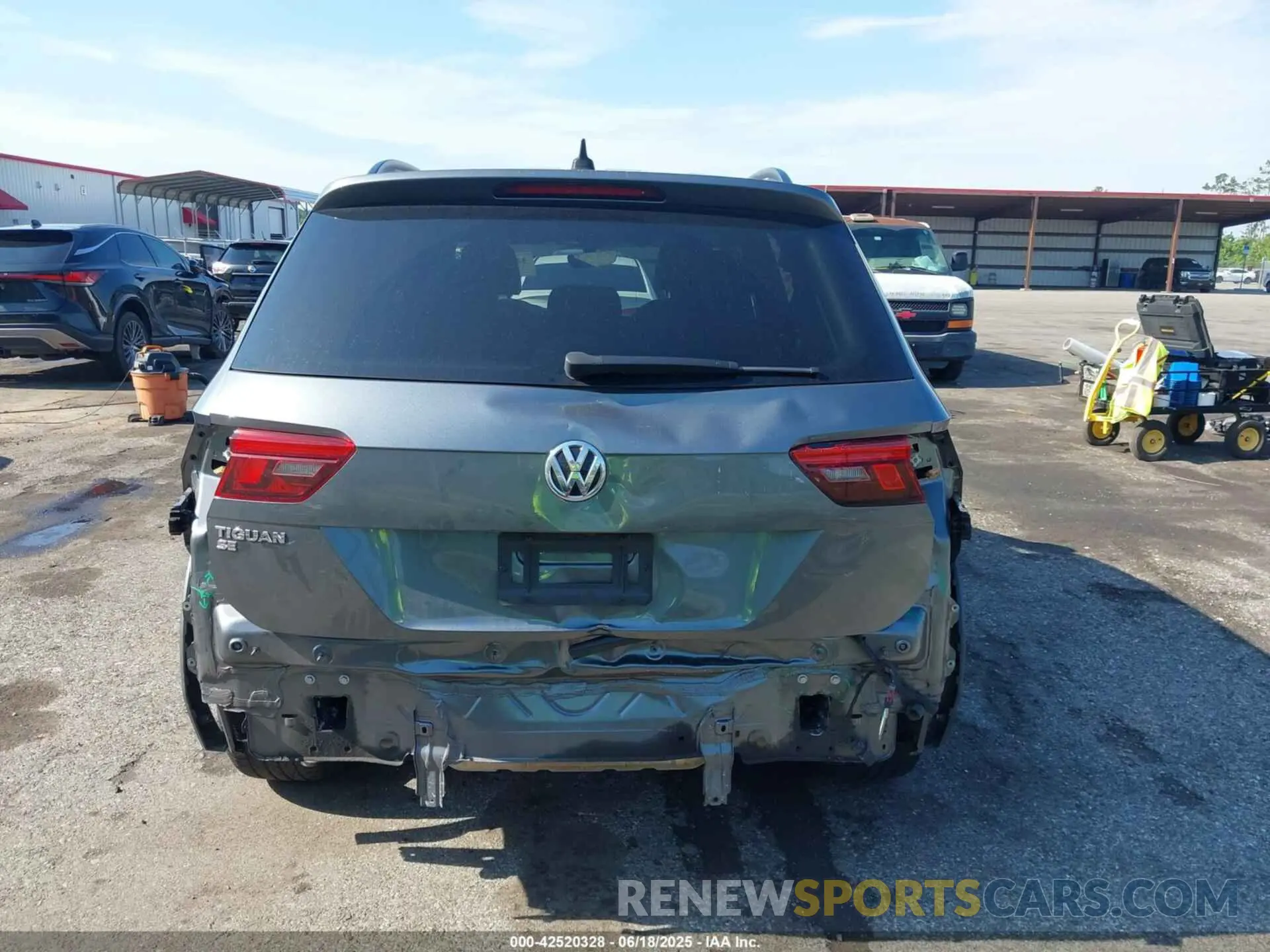 17 Photograph of a damaged car 3VV3B7AXXLM149367 VOLKSWAGEN TIGUAN 2020