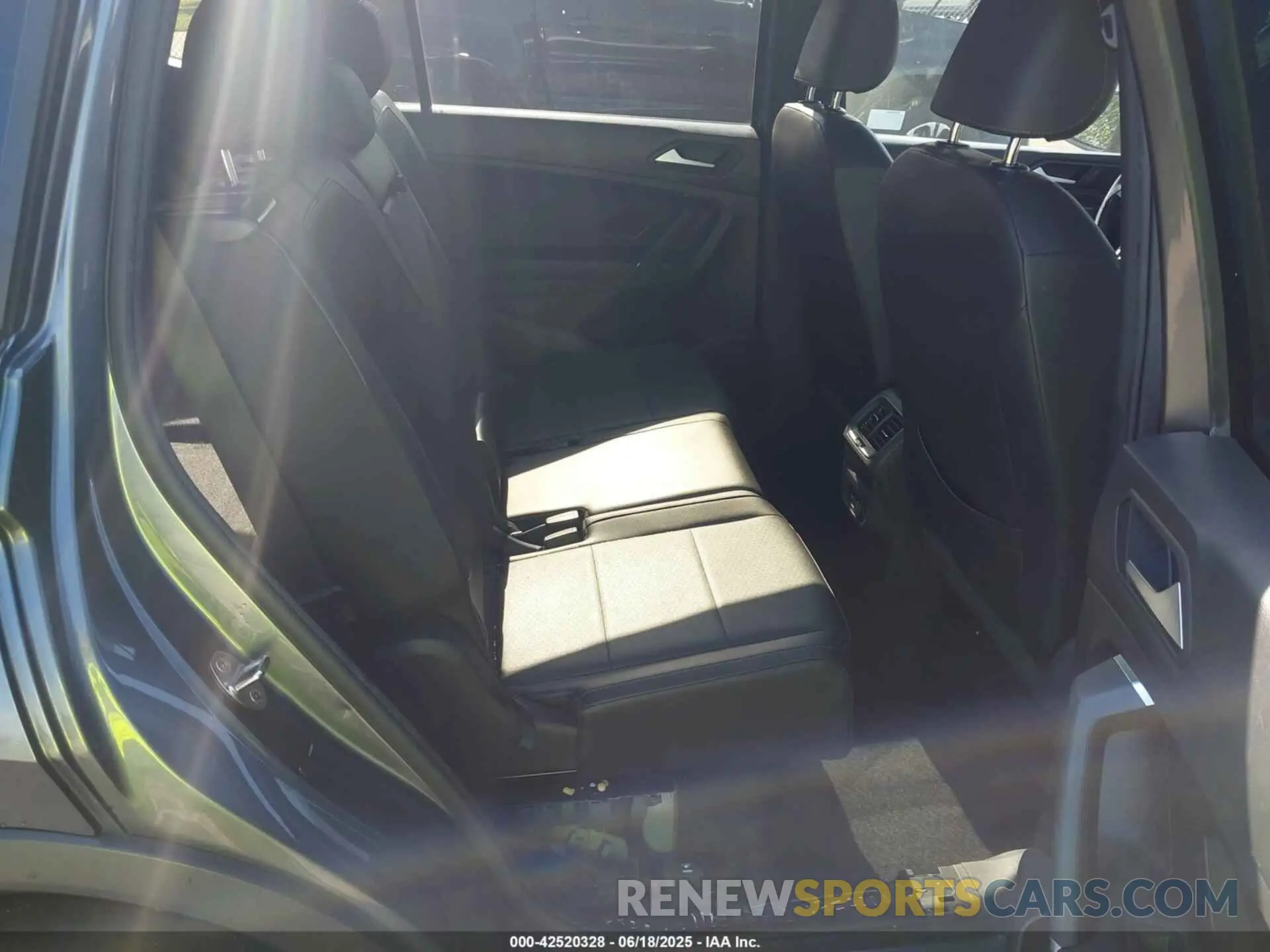 8 Photograph of a damaged car 3VV3B7AXXLM149367 VOLKSWAGEN TIGUAN 2020