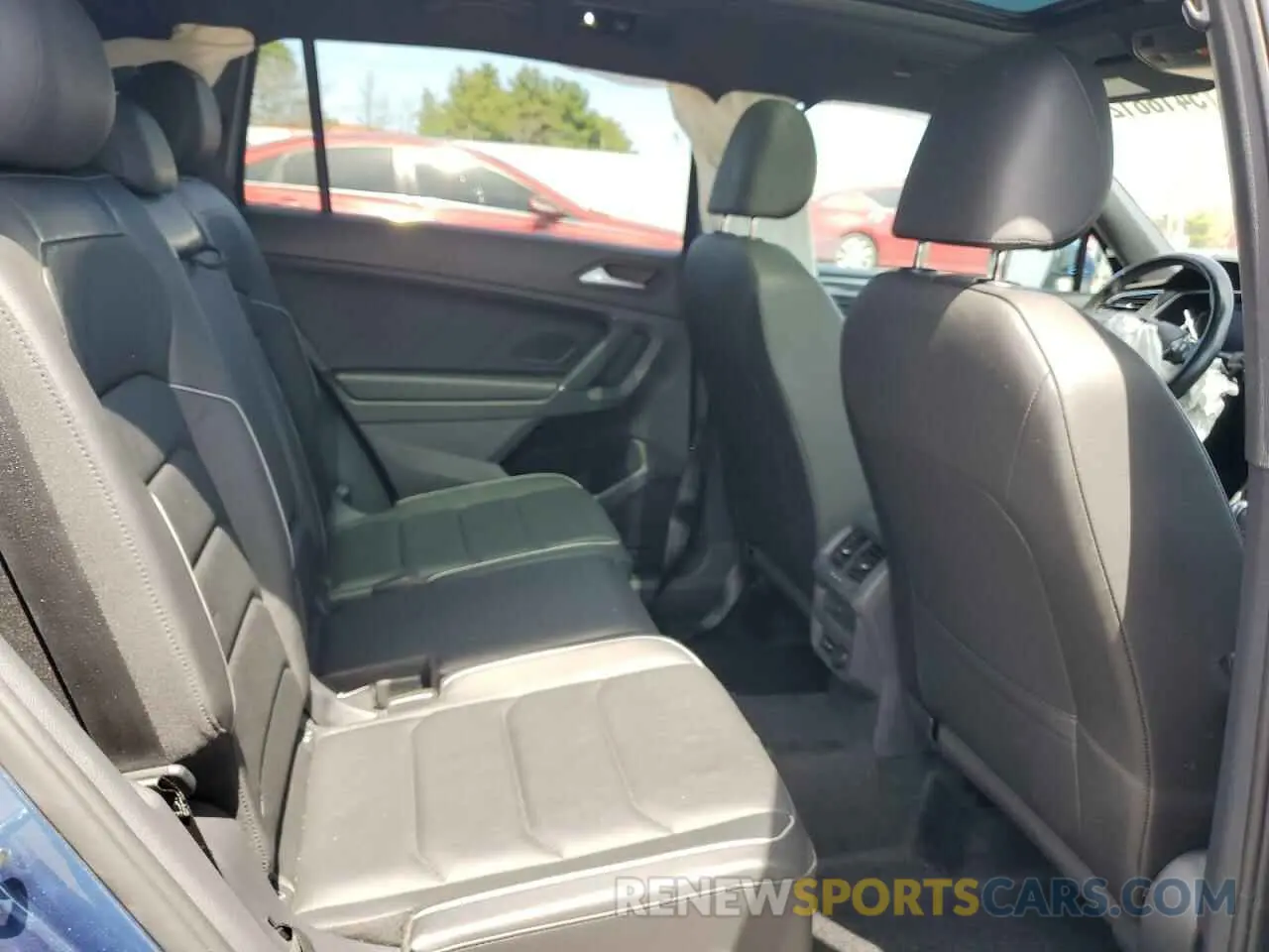 10 Photograph of a damaged car 3VV4B7AX4LM114179 VOLKSWAGEN TIGUAN 2020