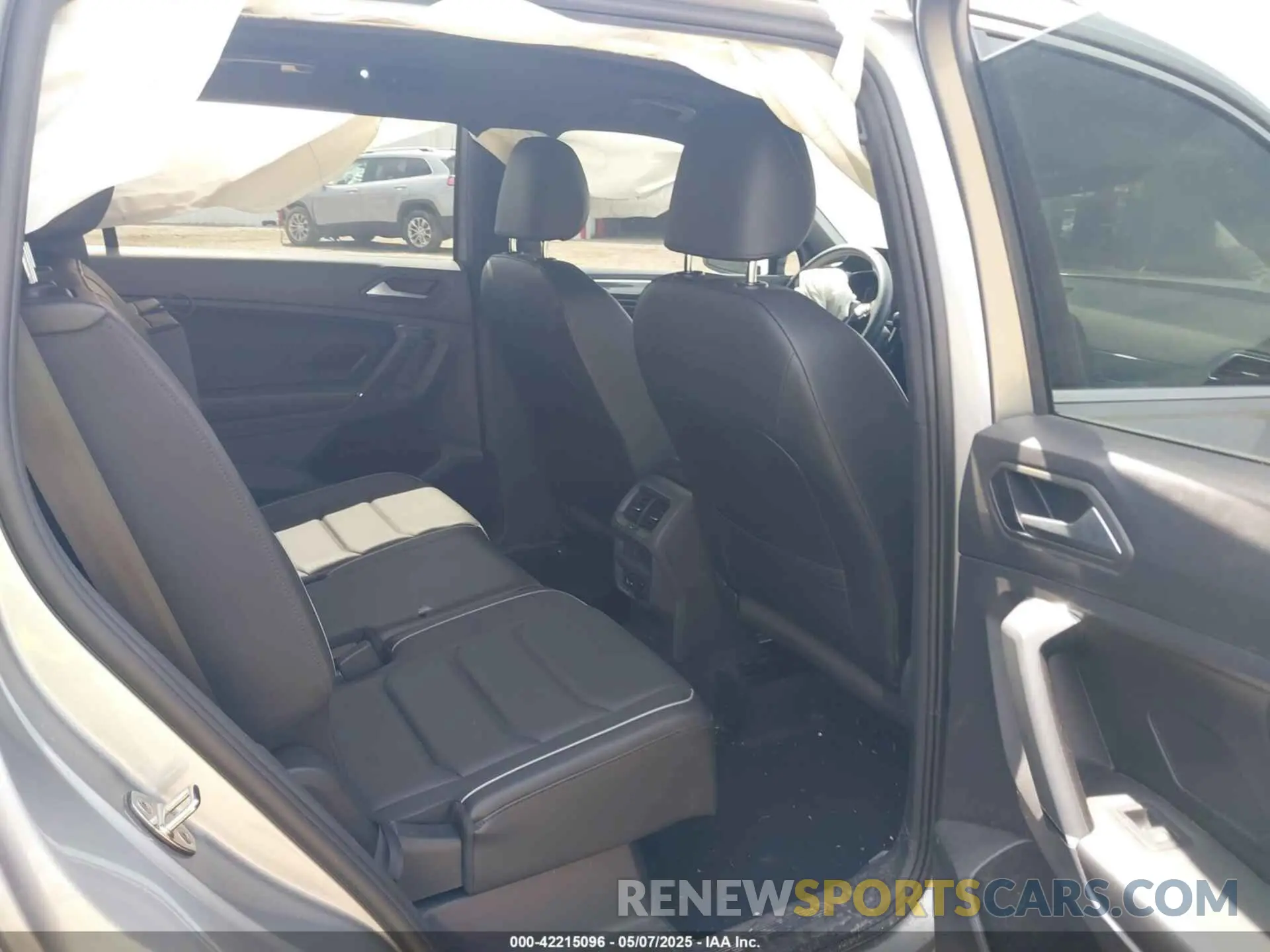 8 Photograph of a damaged car 3VV4B7AXXLM170532 VOLKSWAGEN TIGUAN 2020