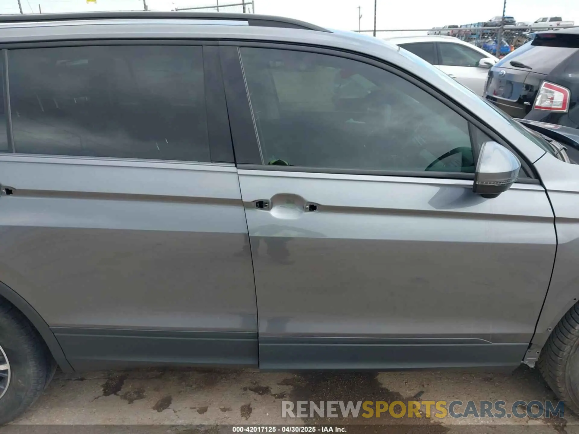 14 Photograph of a damaged car 3VV0B7AX0MM017433 VOLKSWAGEN TIGUAN 2021