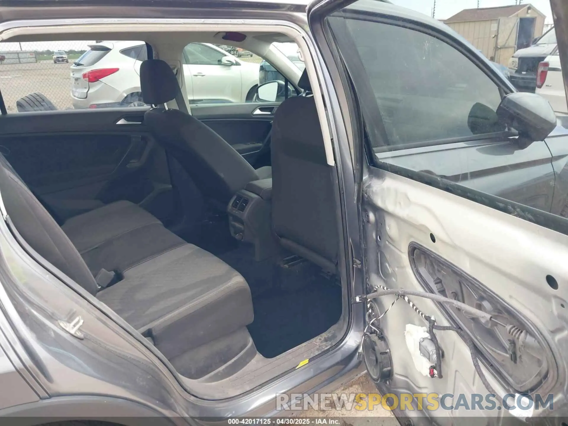 8 Photograph of a damaged car 3VV0B7AX0MM017433 VOLKSWAGEN TIGUAN 2021