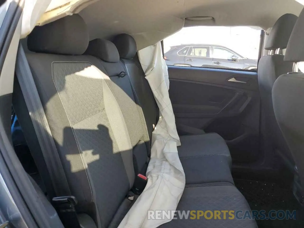 11 Photograph of a damaged car 3VV0B7AX7MM135897 VOLKSWAGEN TIGUAN 2021