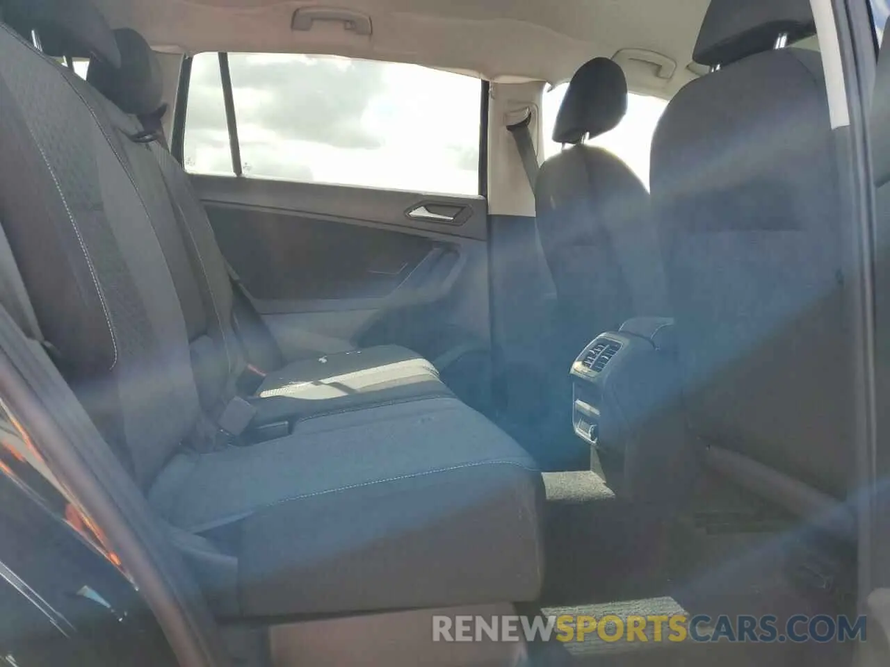 12 Photograph of a damaged car 3VV0B7AX8MM072597 VOLKSWAGEN TIGUAN 2021