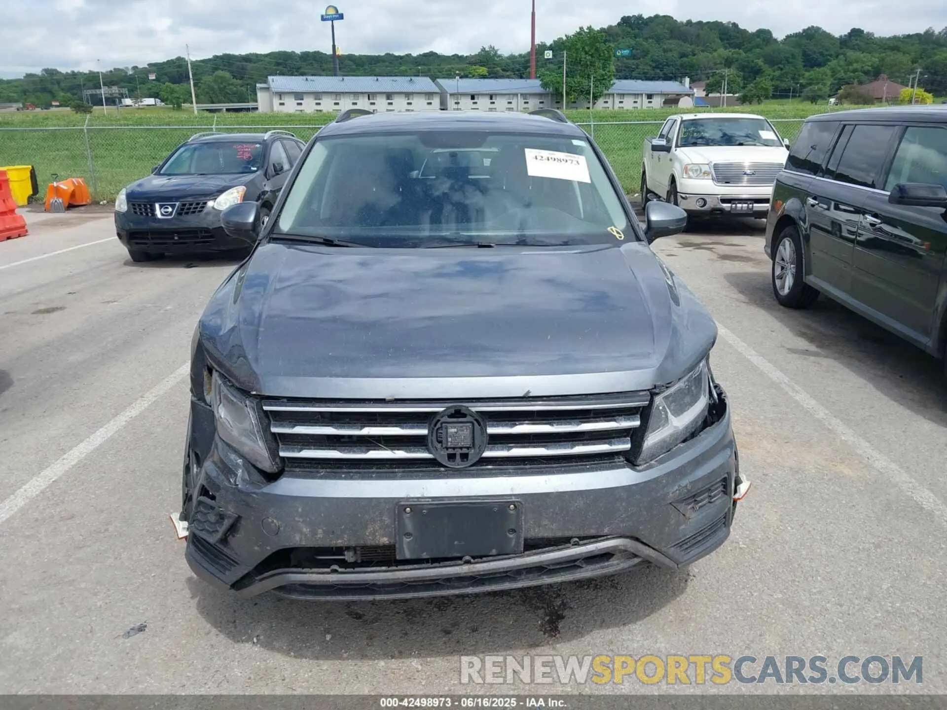 12 Photograph of a damaged car 3VV1B7AX1MM144583 VOLKSWAGEN TIGUAN 2021