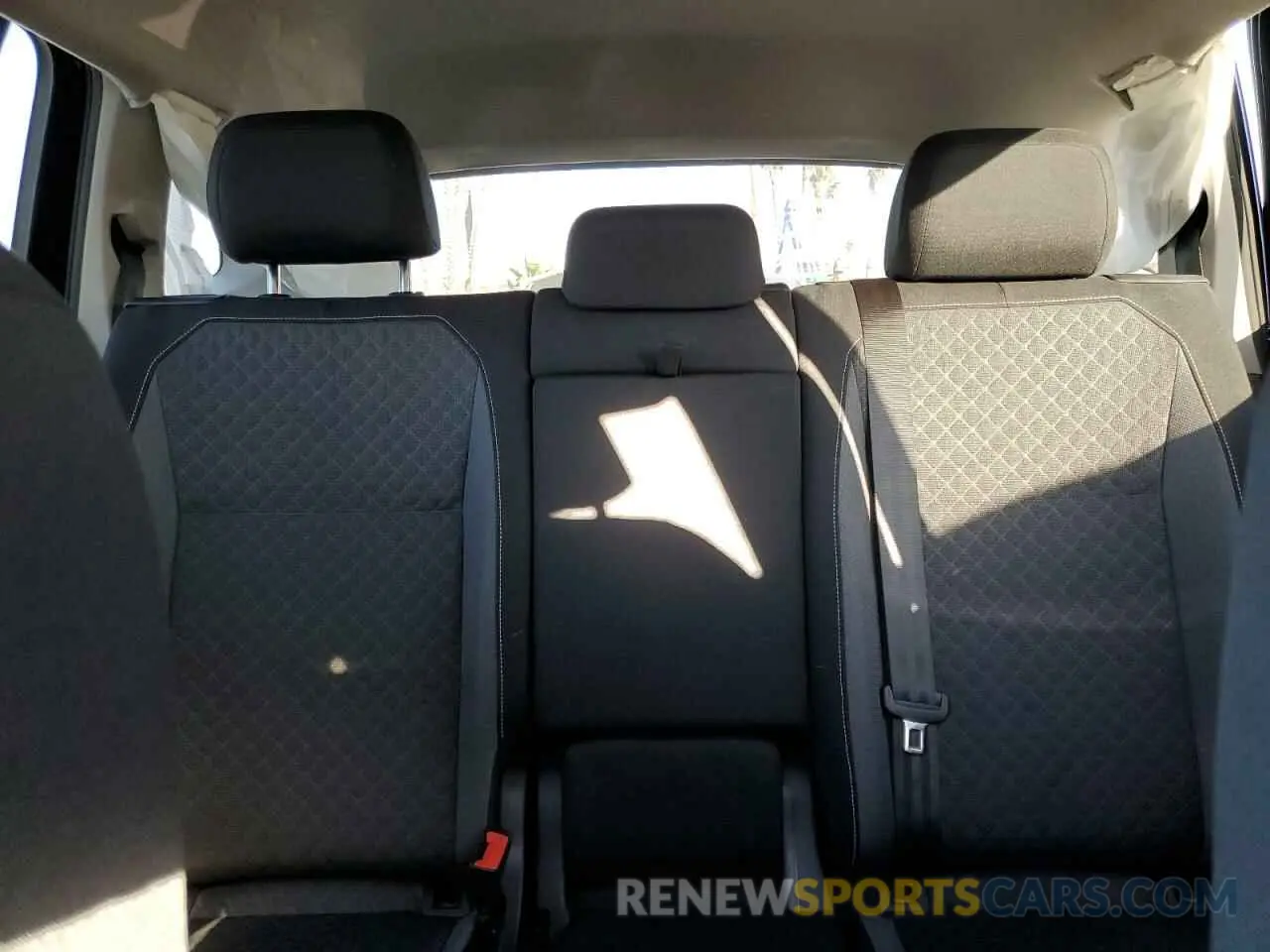 10 Photograph of a damaged car 3VV1B7AX7MM015070 VOLKSWAGEN TIGUAN 2021