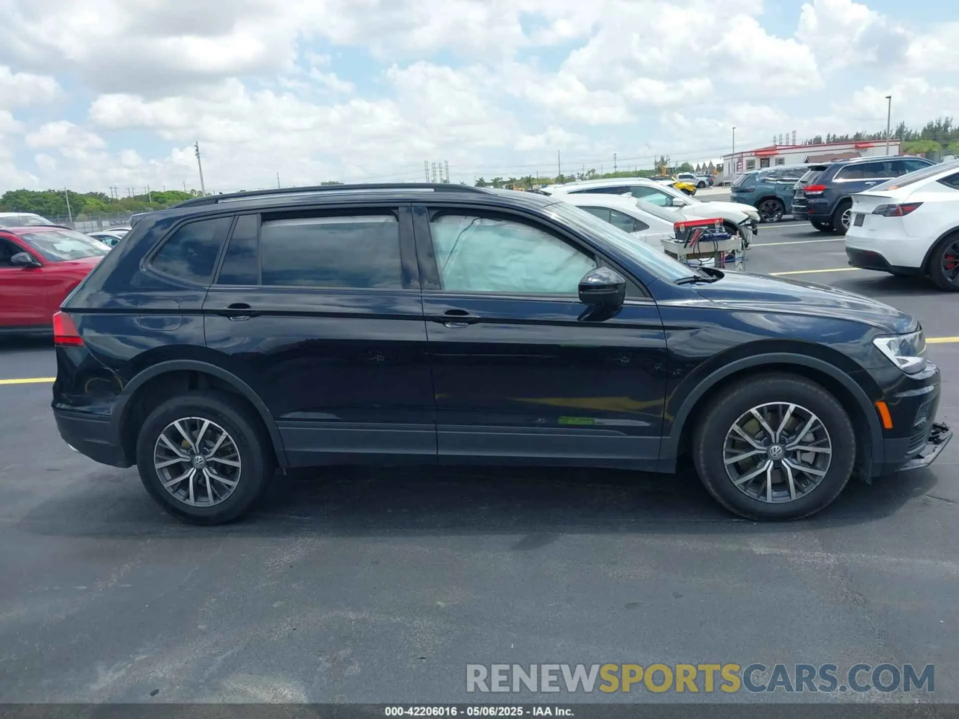 12 Photograph of a damaged car 3VV1B7AX7MM116609 VOLKSWAGEN TIGUAN 2021