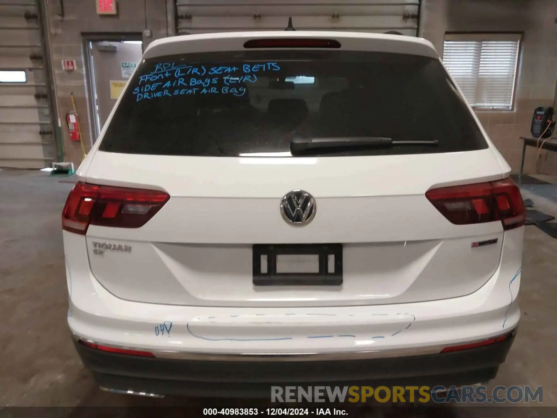 17 Photograph of a damaged car 3VV2B7AX1MM142501 VOLKSWAGEN TIGUAN 2021