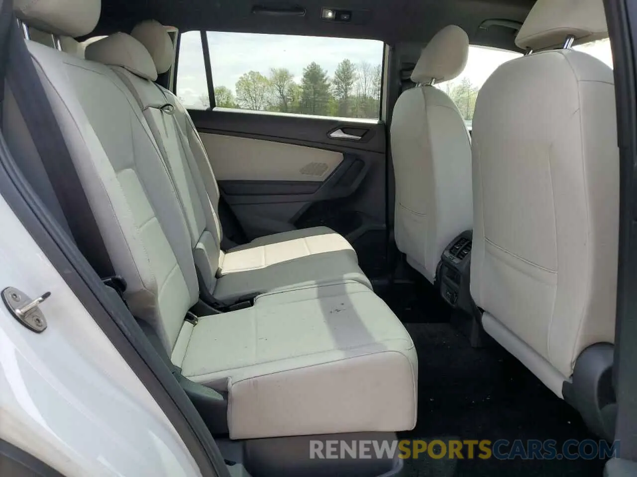 11 Photograph of a damaged car 3VV2B7AX2MM090733 VOLKSWAGEN TIGUAN 2021