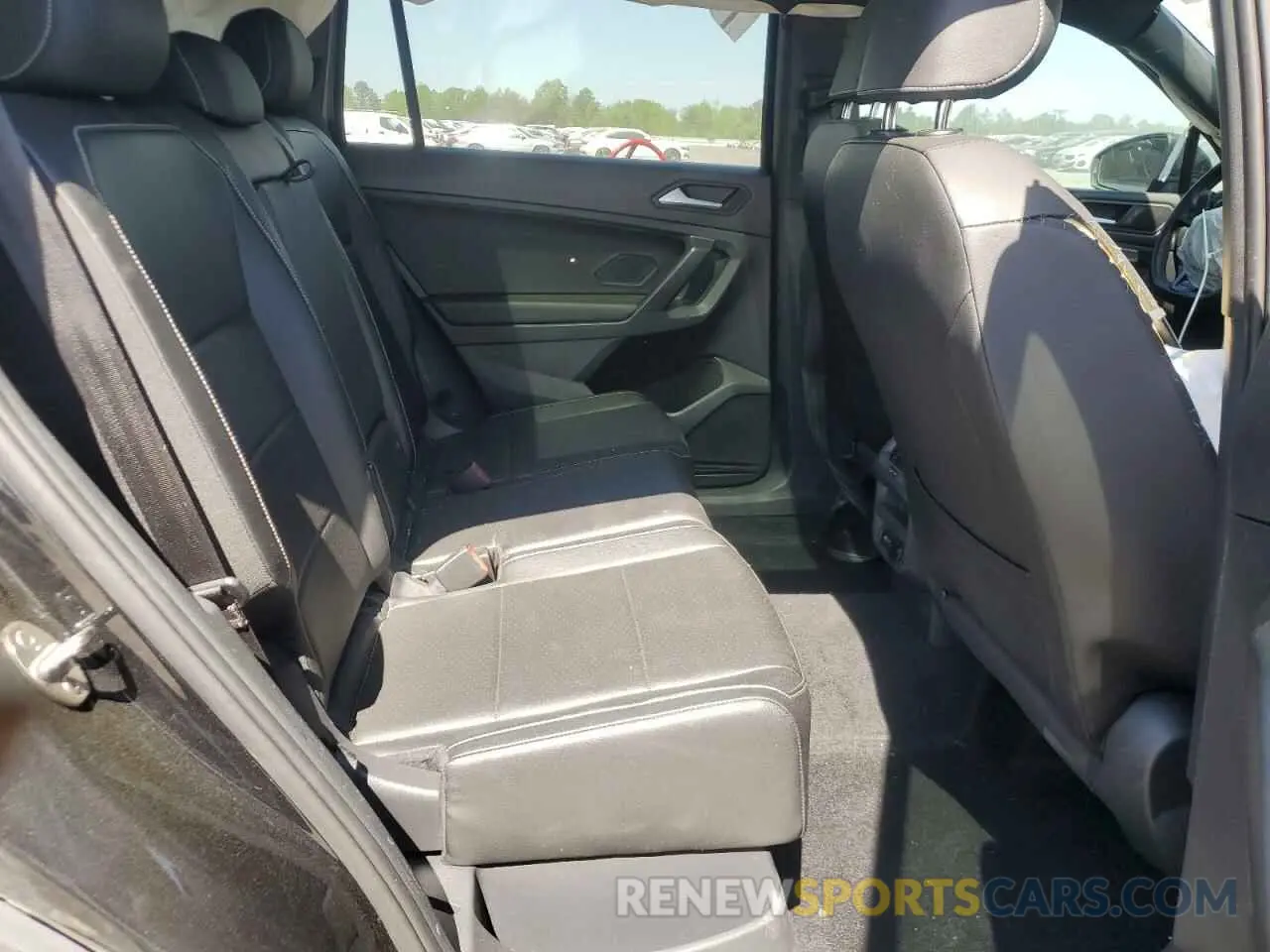 11 Photograph of a damaged car 3VV2B7AX2MM098542 VOLKSWAGEN TIGUAN 2021