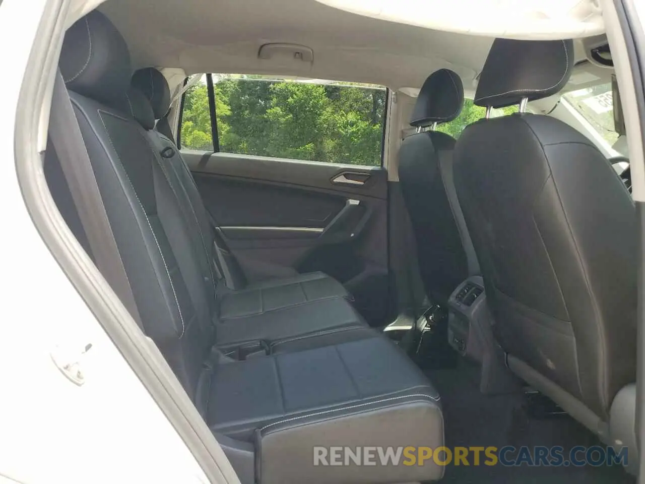 11 Photograph of a damaged car 3VV2B7AX3MM009500 VOLKSWAGEN TIGUAN 2021