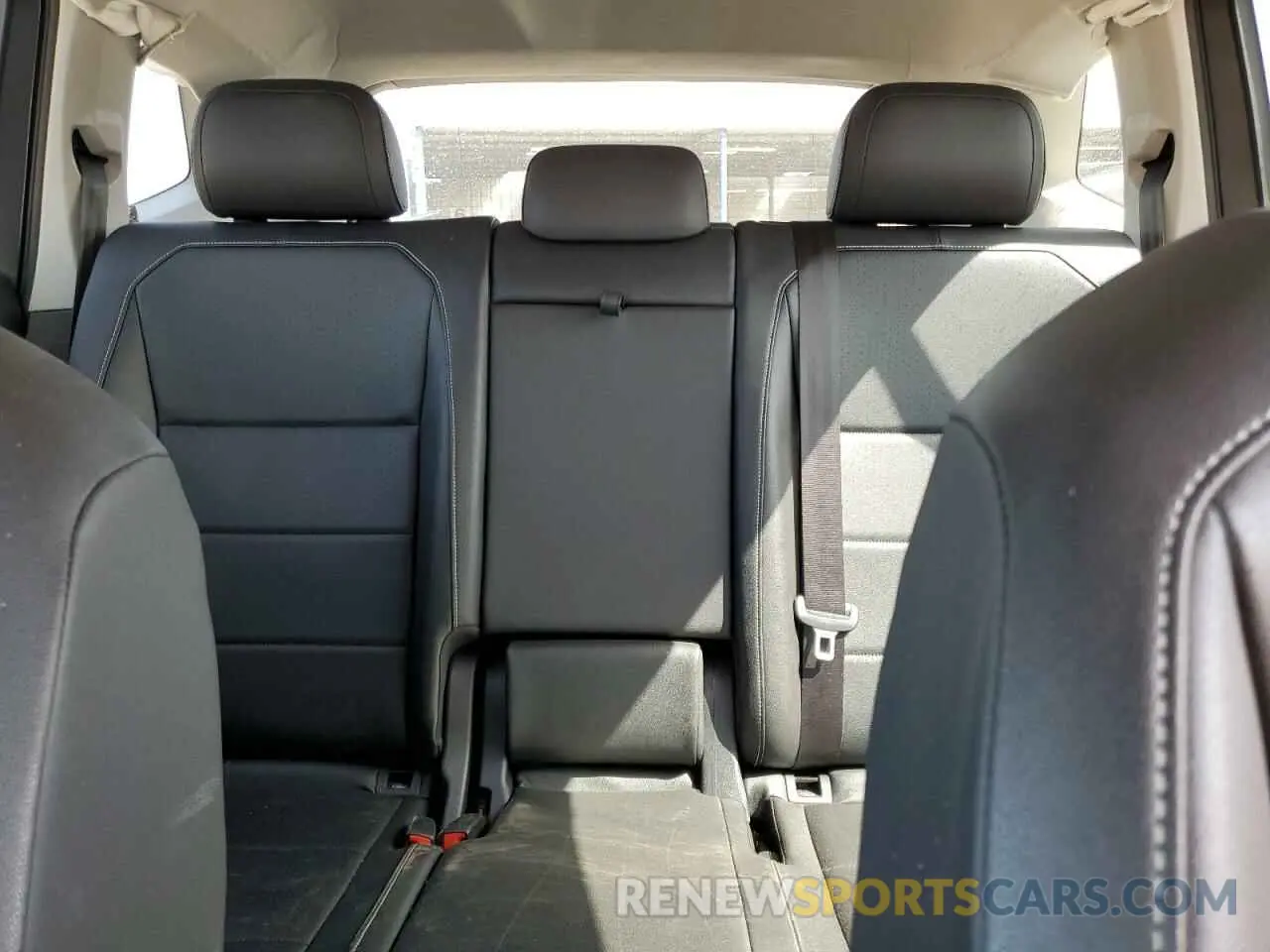 10 Photograph of a damaged car 3VV2B7AX3MM092118 VOLKSWAGEN TIGUAN 2021