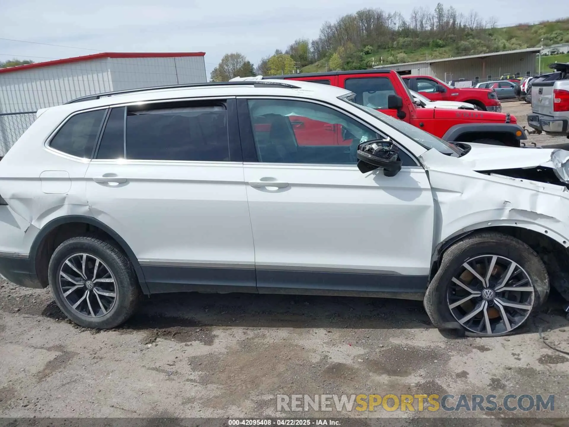 14 Photograph of a damaged car 3VV2B7AX4MM044806 VOLKSWAGEN TIGUAN 2021