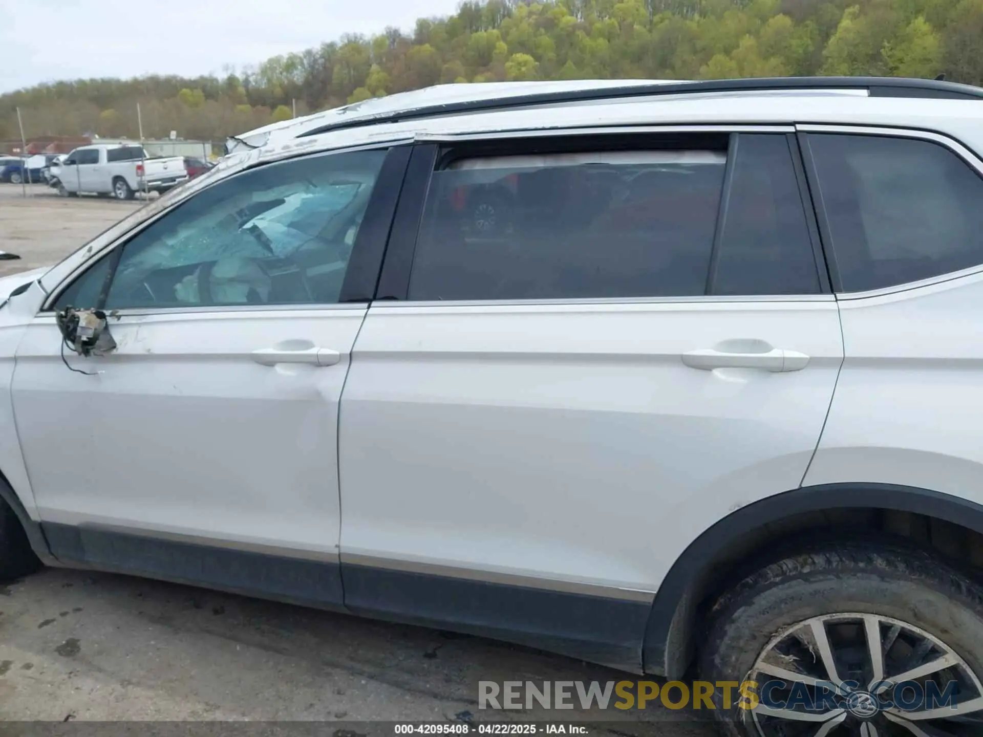 15 Photograph of a damaged car 3VV2B7AX4MM044806 VOLKSWAGEN TIGUAN 2021