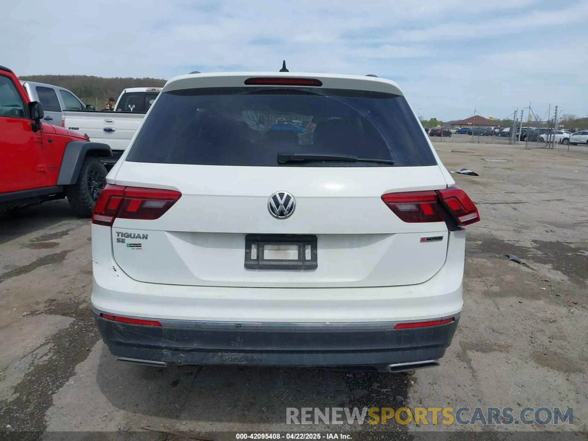 17 Photograph of a damaged car 3VV2B7AX4MM044806 VOLKSWAGEN TIGUAN 2021