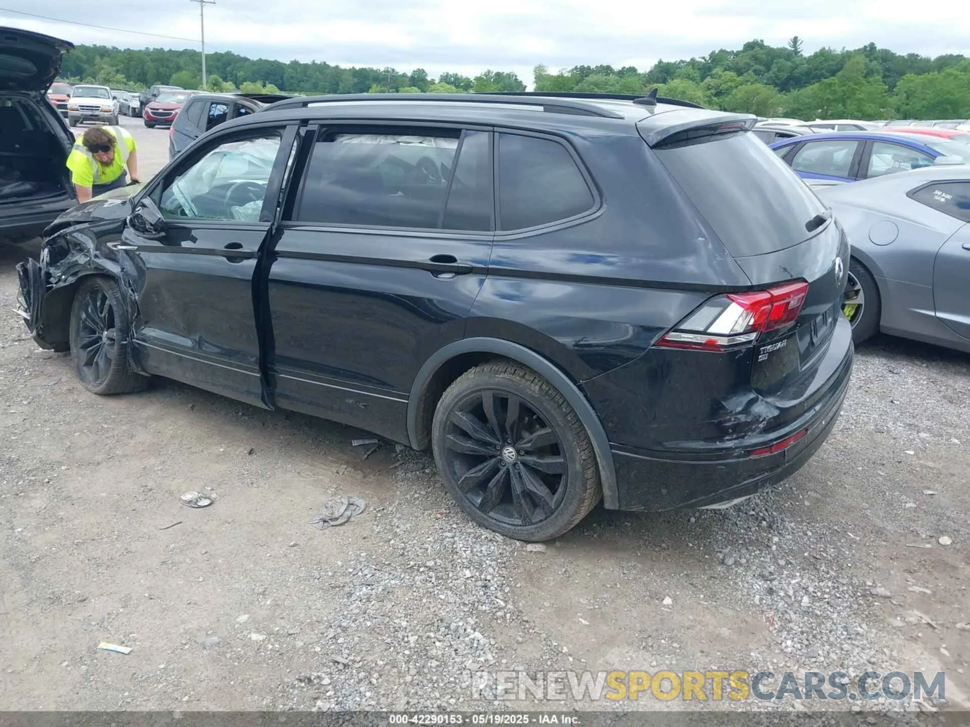 3 Photograph of a damaged car 3VV2B7AX4MM111887 VOLKSWAGEN TIGUAN 2021