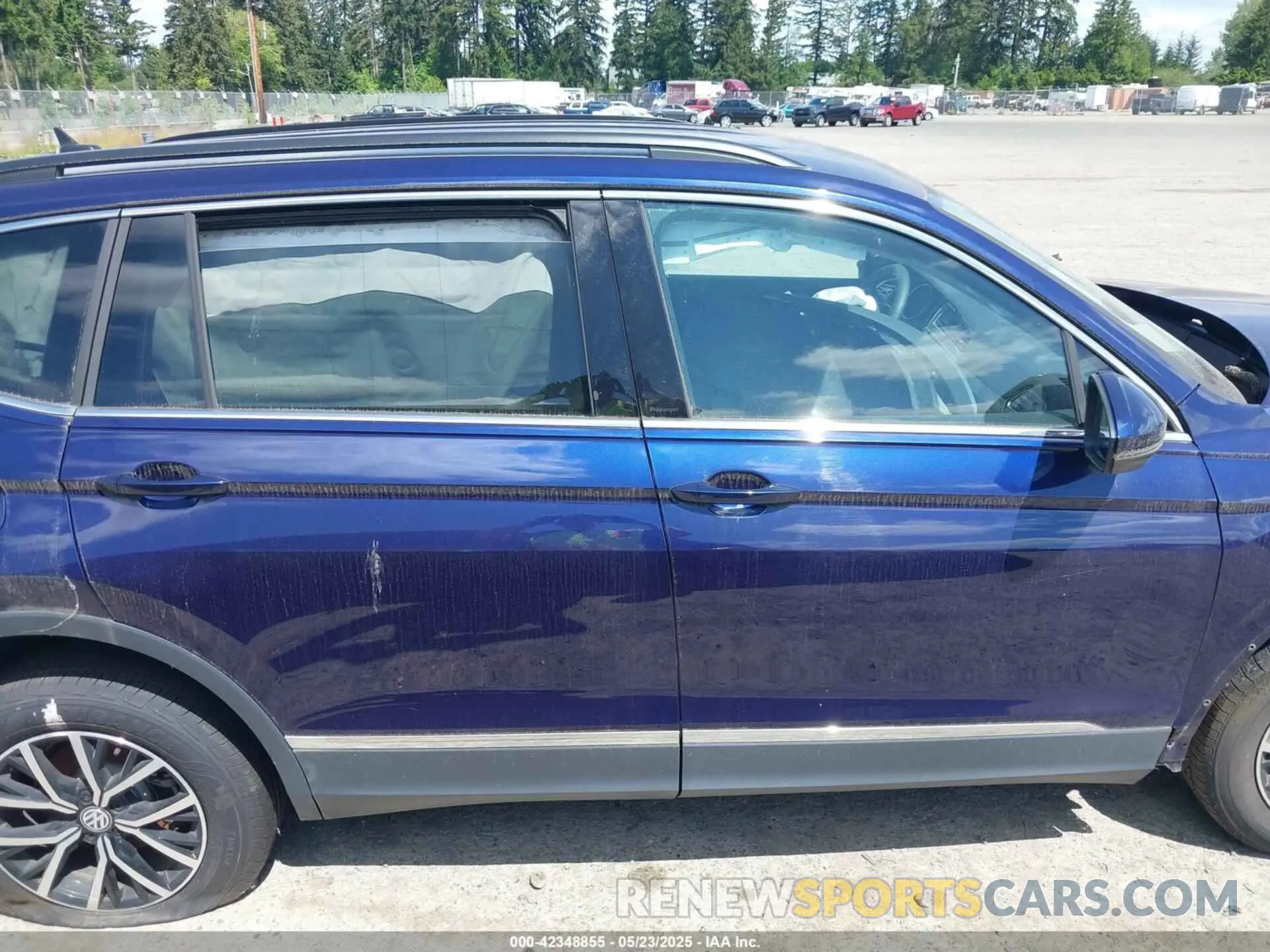 12 Photograph of a damaged car 3VV2B7AX6MM067004 VOLKSWAGEN TIGUAN 2021