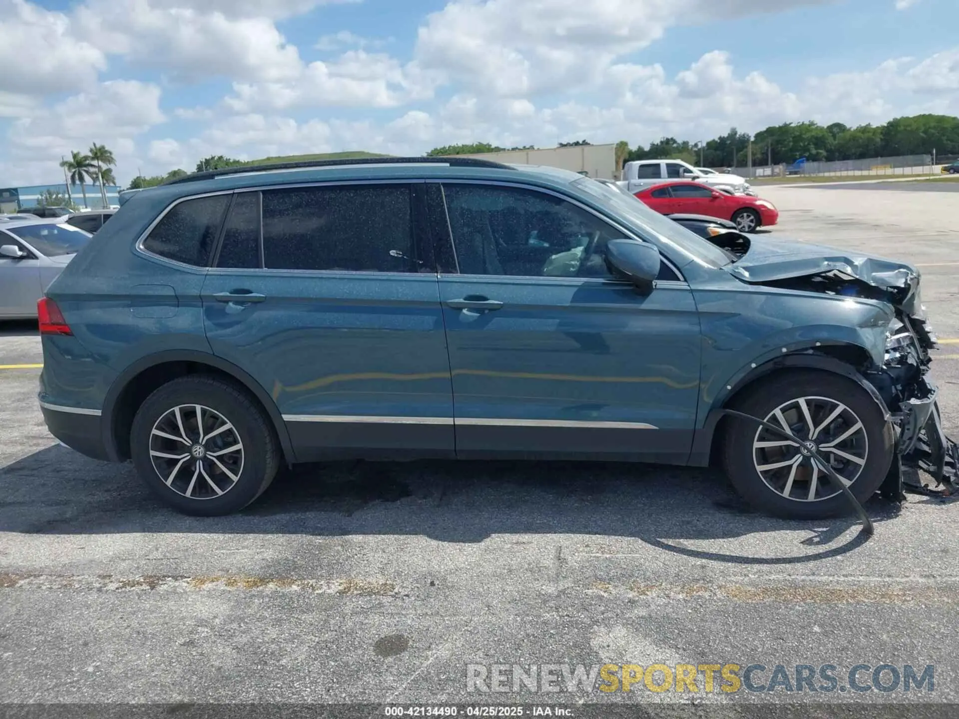 14 Photograph of a damaged car 3VV2B7AX6MM113673 VOLKSWAGEN TIGUAN 2021