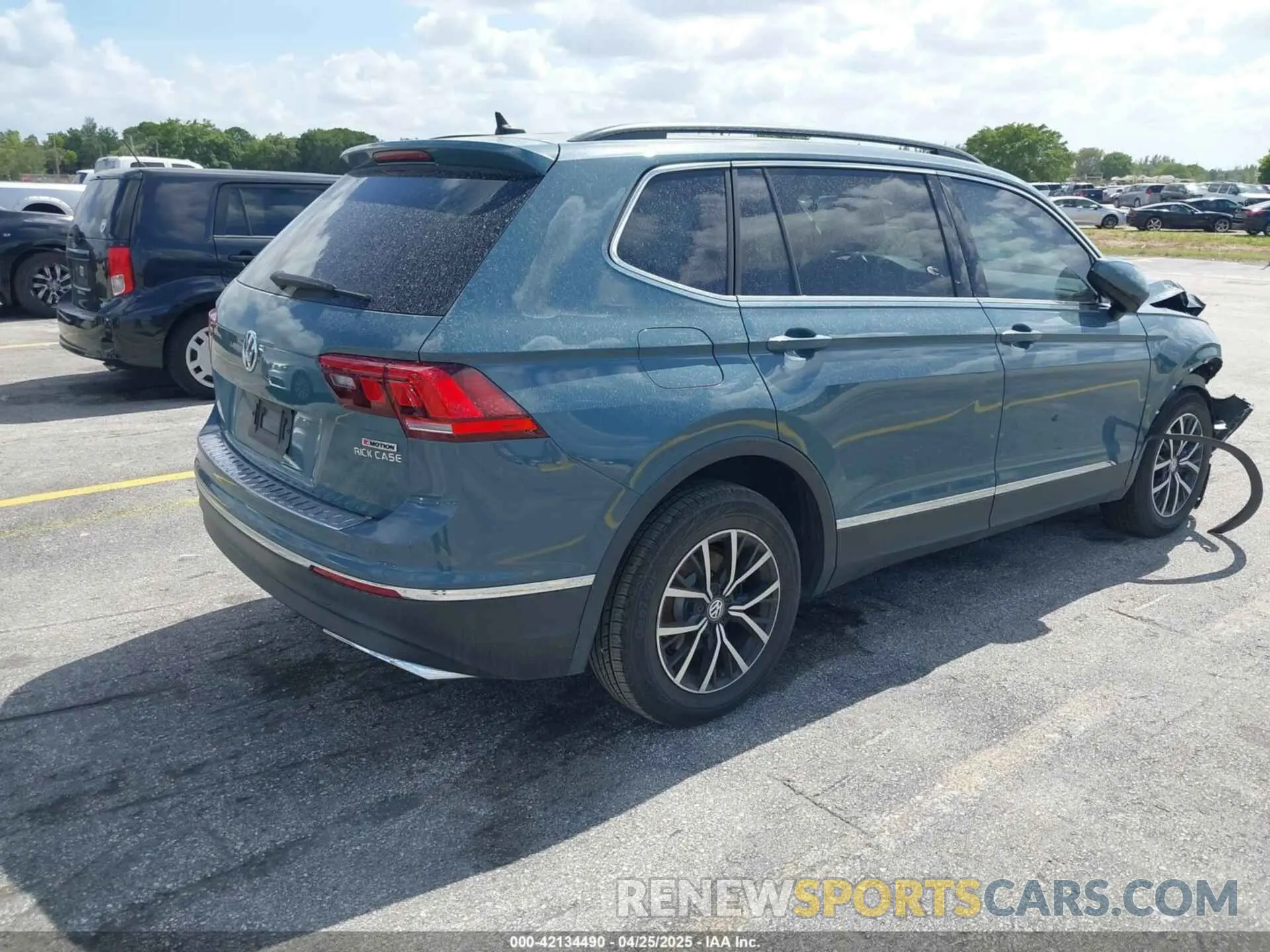 4 Photograph of a damaged car 3VV2B7AX6MM113673 VOLKSWAGEN TIGUAN 2021