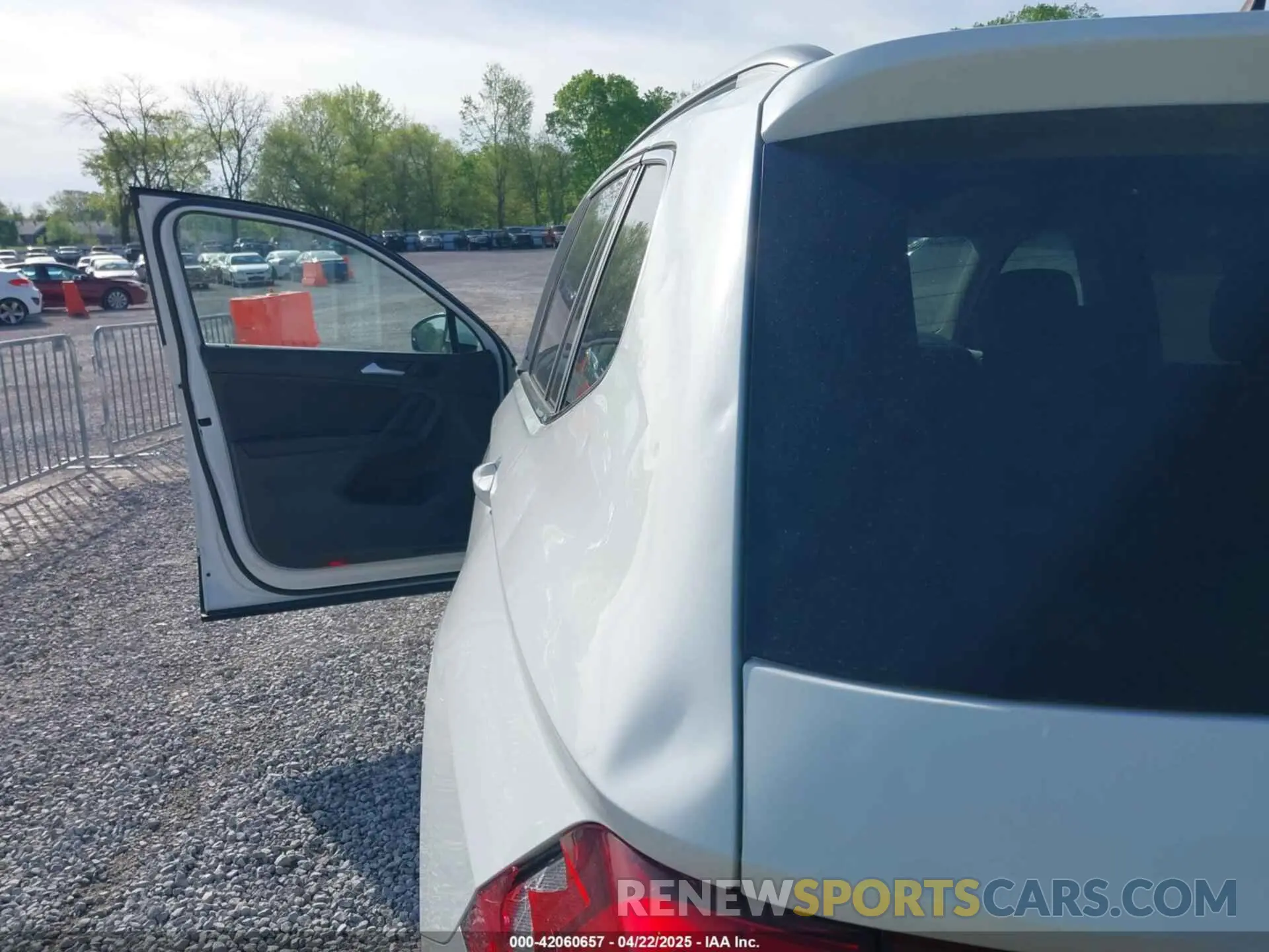 18 Photograph of a damaged car 3VV2B7AX6MM139903 VOLKSWAGEN TIGUAN 2021