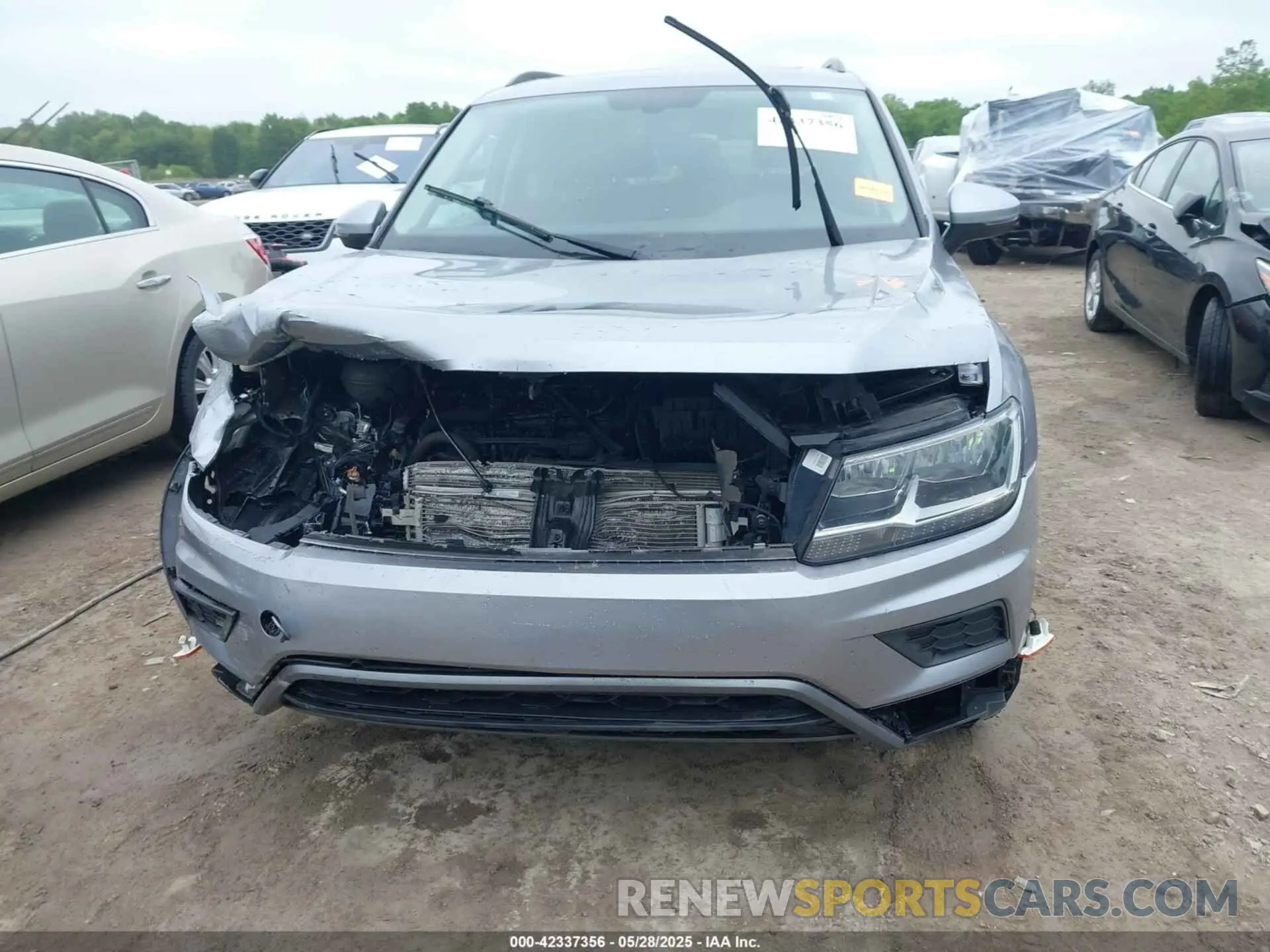12 Photograph of a damaged car 3VV2B7AX7MM005224 VOLKSWAGEN TIGUAN 2021