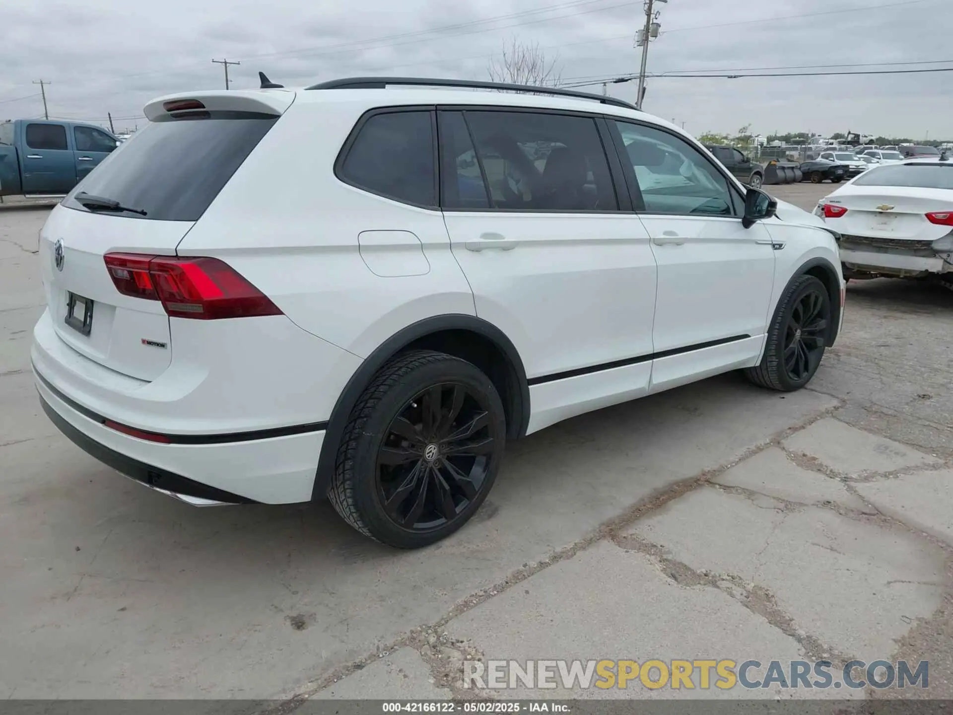 4 Photograph of a damaged car 3VV2B7AX8MM083365 VOLKSWAGEN TIGUAN 2021
