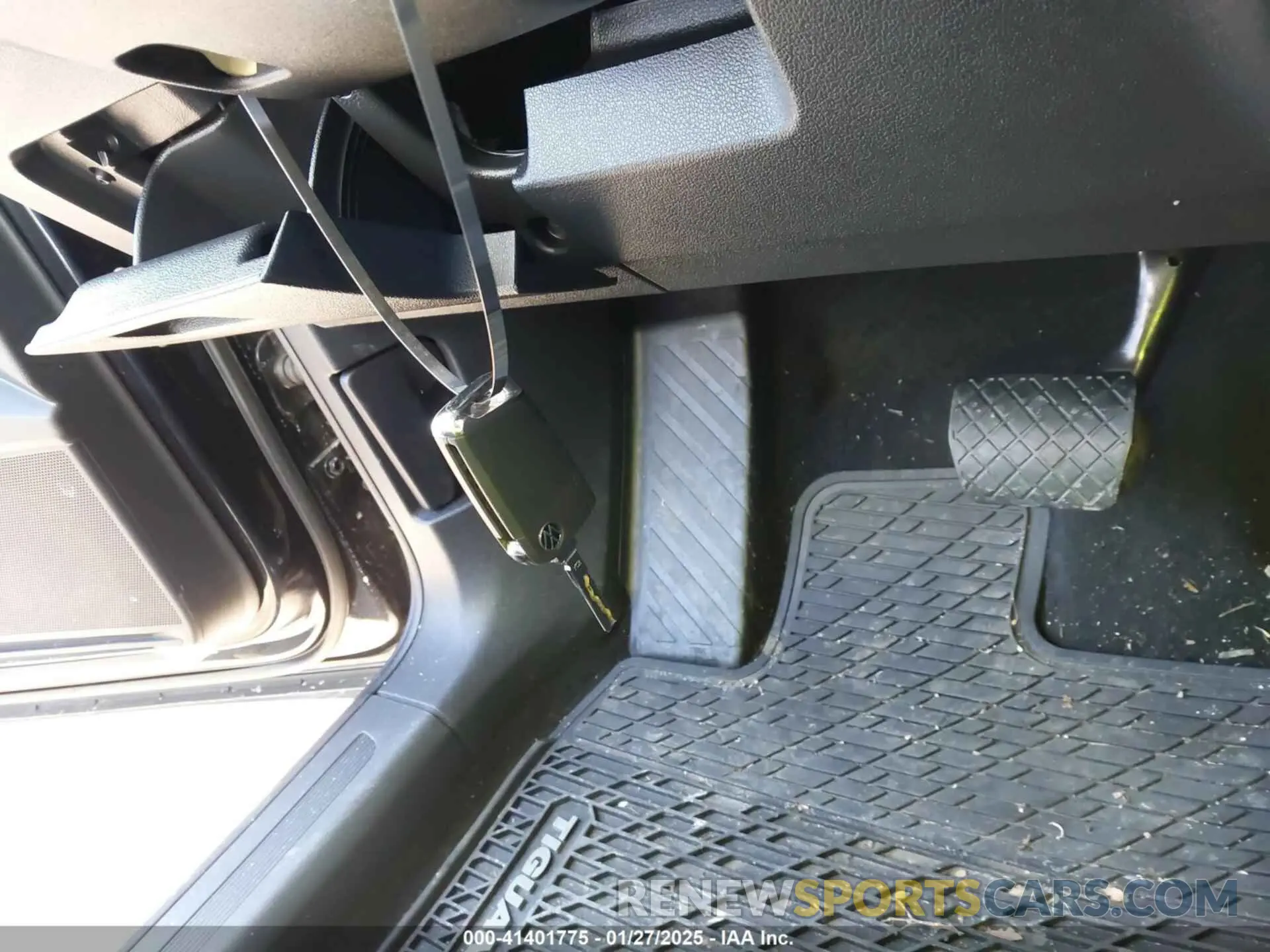 11 Photograph of a damaged car 3VV2B7AX8MM138946 VOLKSWAGEN TIGUAN 2021