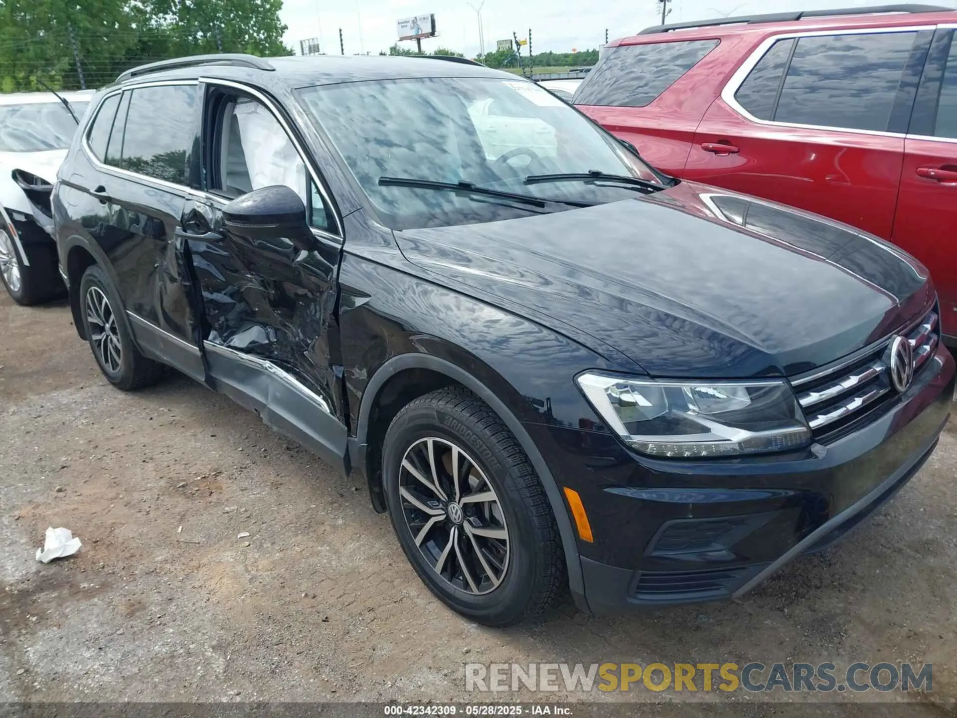1 Photograph of a damaged car 3VV2B7AXXMM002043 VOLKSWAGEN TIGUAN 2021