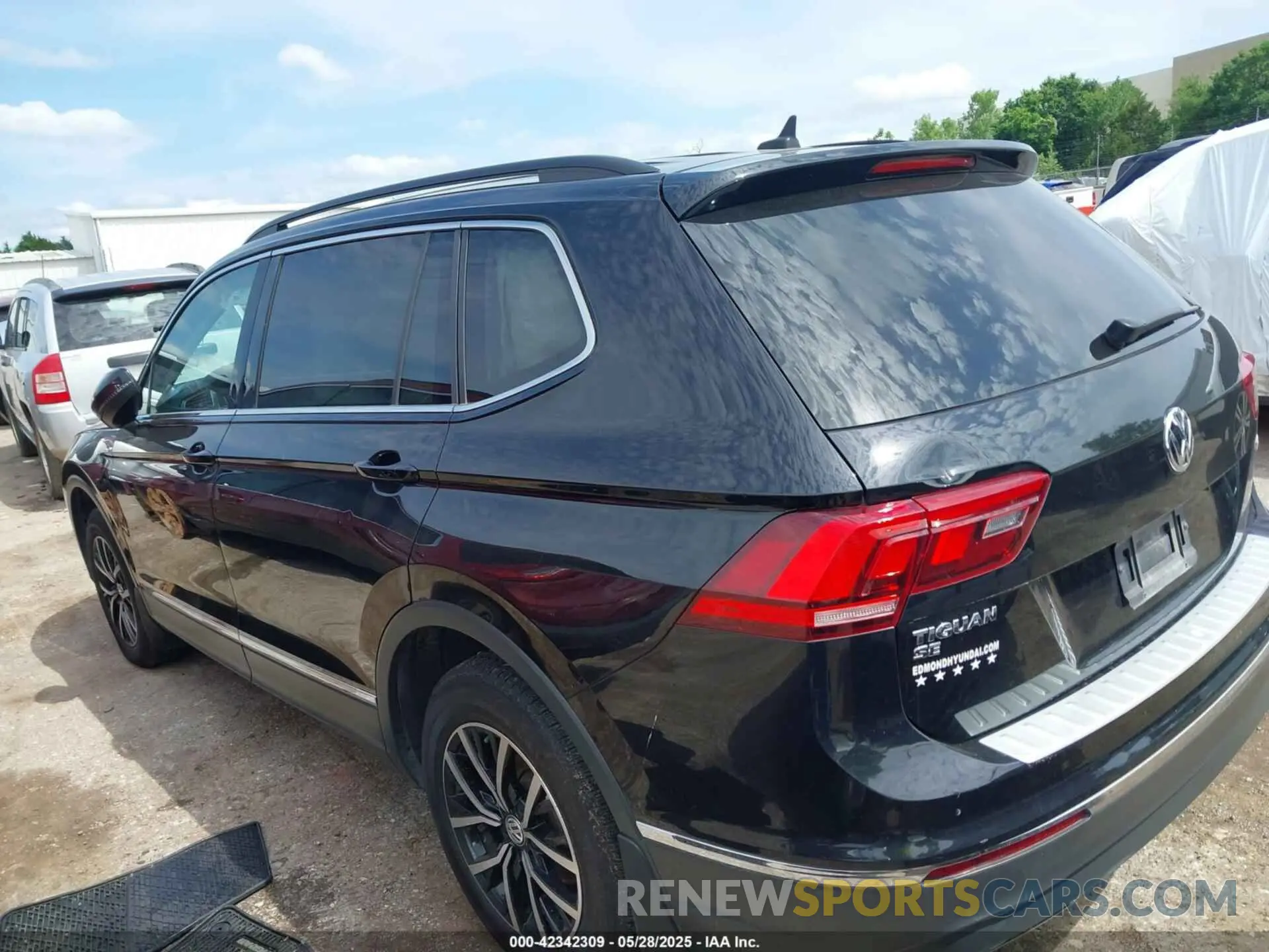 14 Photograph of a damaged car 3VV2B7AXXMM002043 VOLKSWAGEN TIGUAN 2021