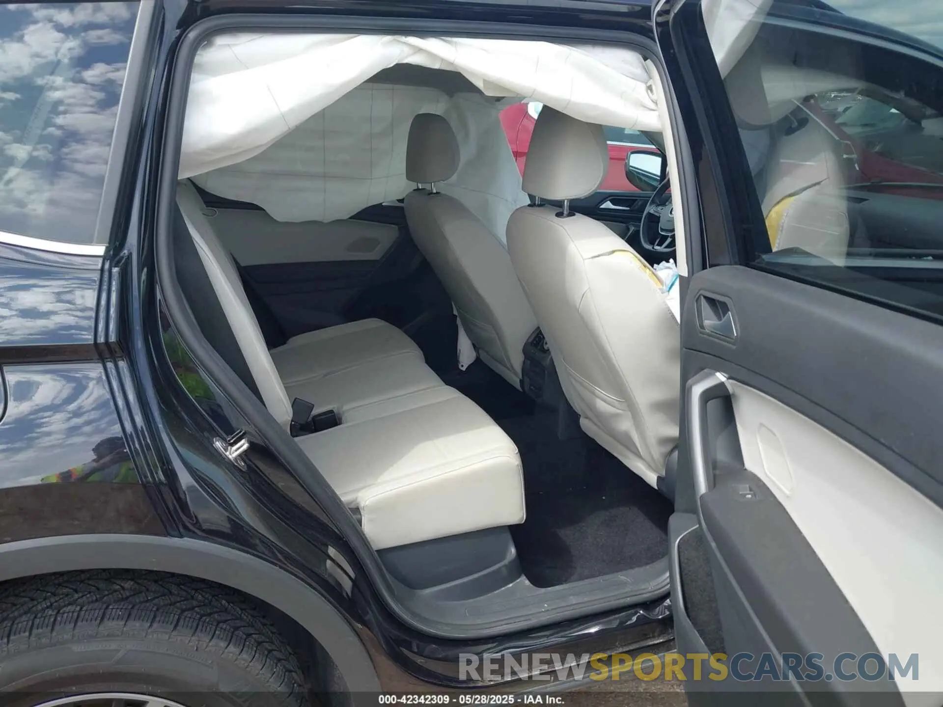 8 Photograph of a damaged car 3VV2B7AXXMM002043 VOLKSWAGEN TIGUAN 2021