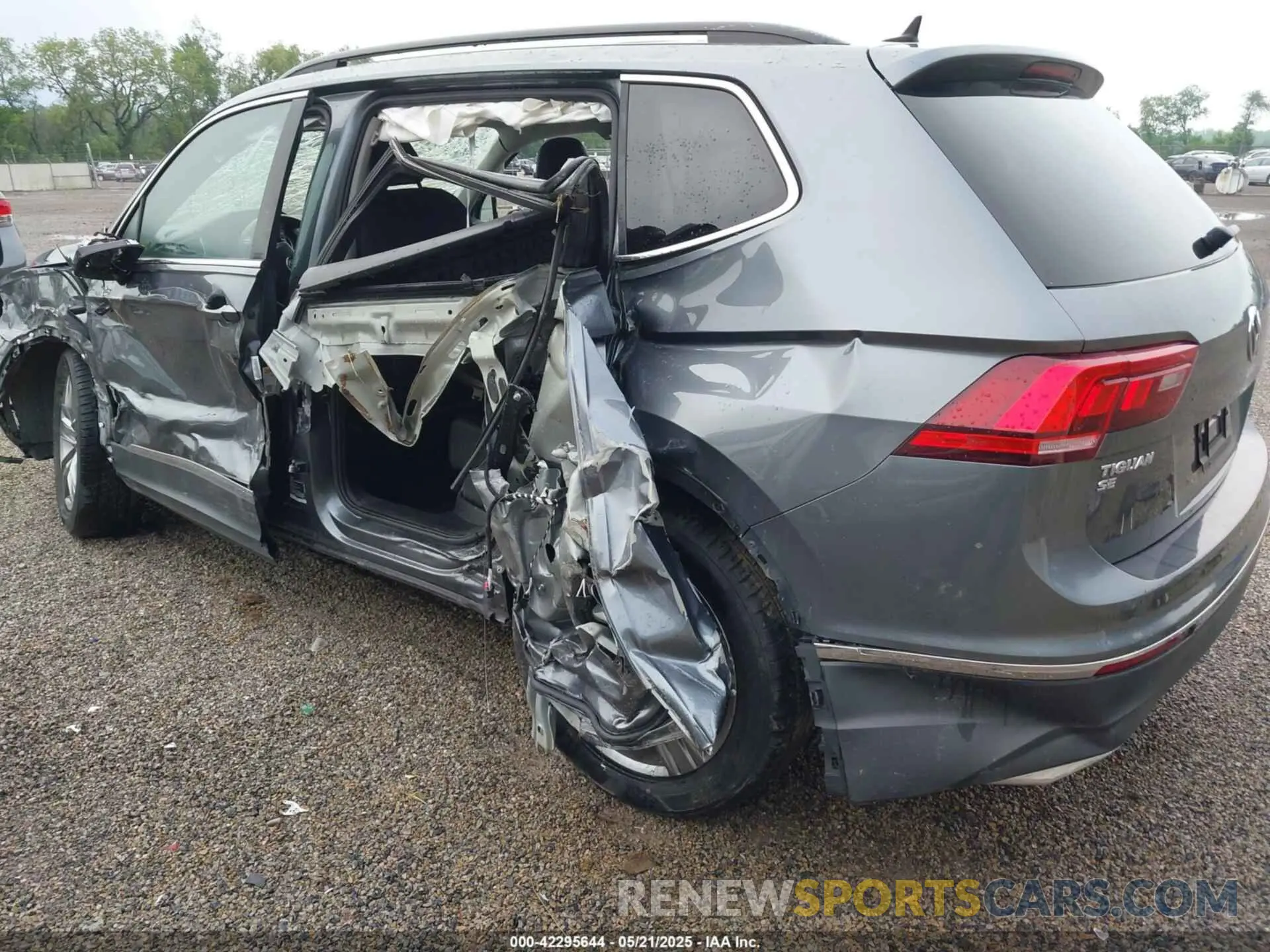 14 Photograph of a damaged car 3VV2B7AXXMM070228 VOLKSWAGEN TIGUAN 2021