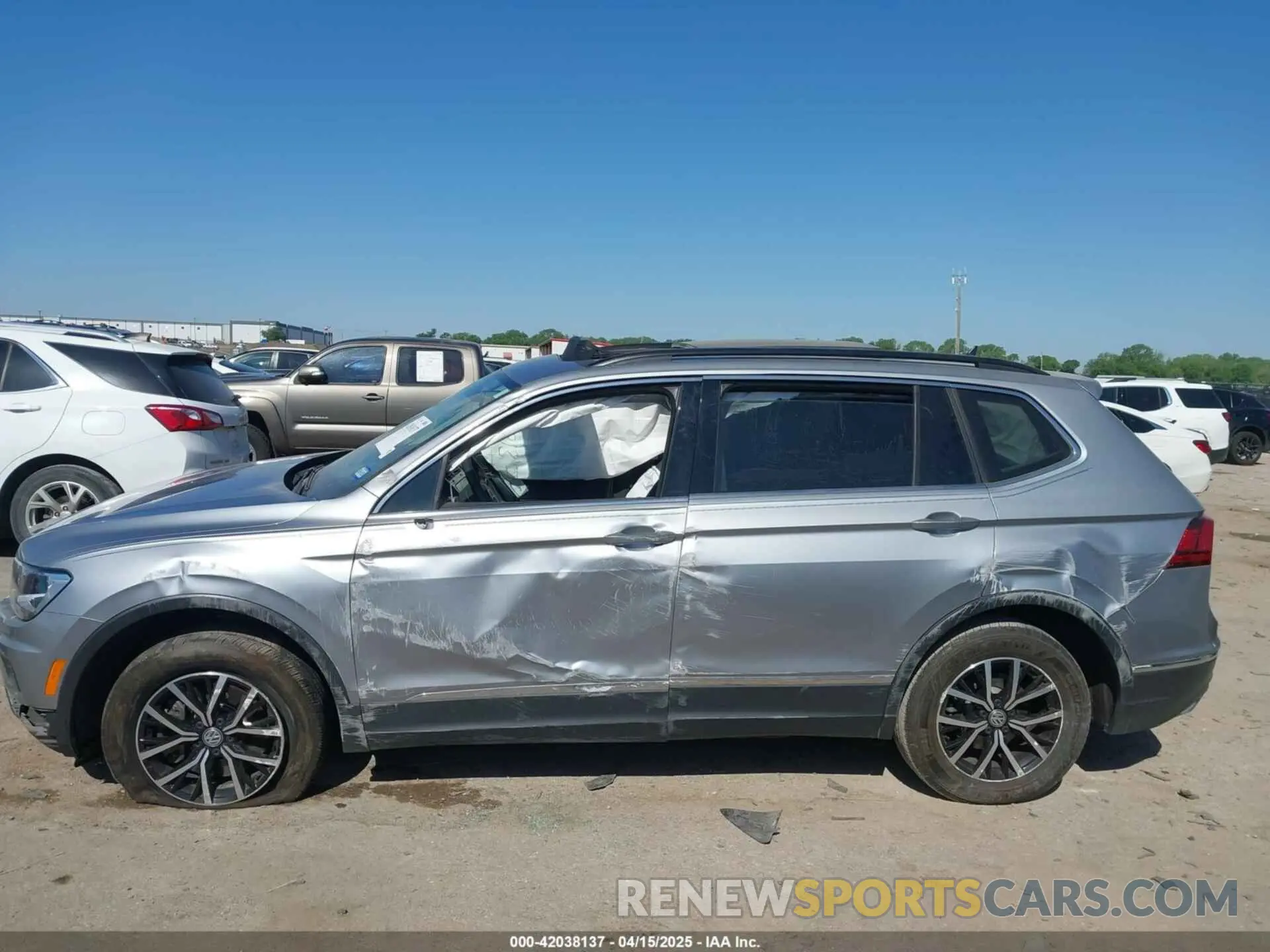 14 Photograph of a damaged car 3VV3B7AX0MM026064 VOLKSWAGEN TIGUAN 2021