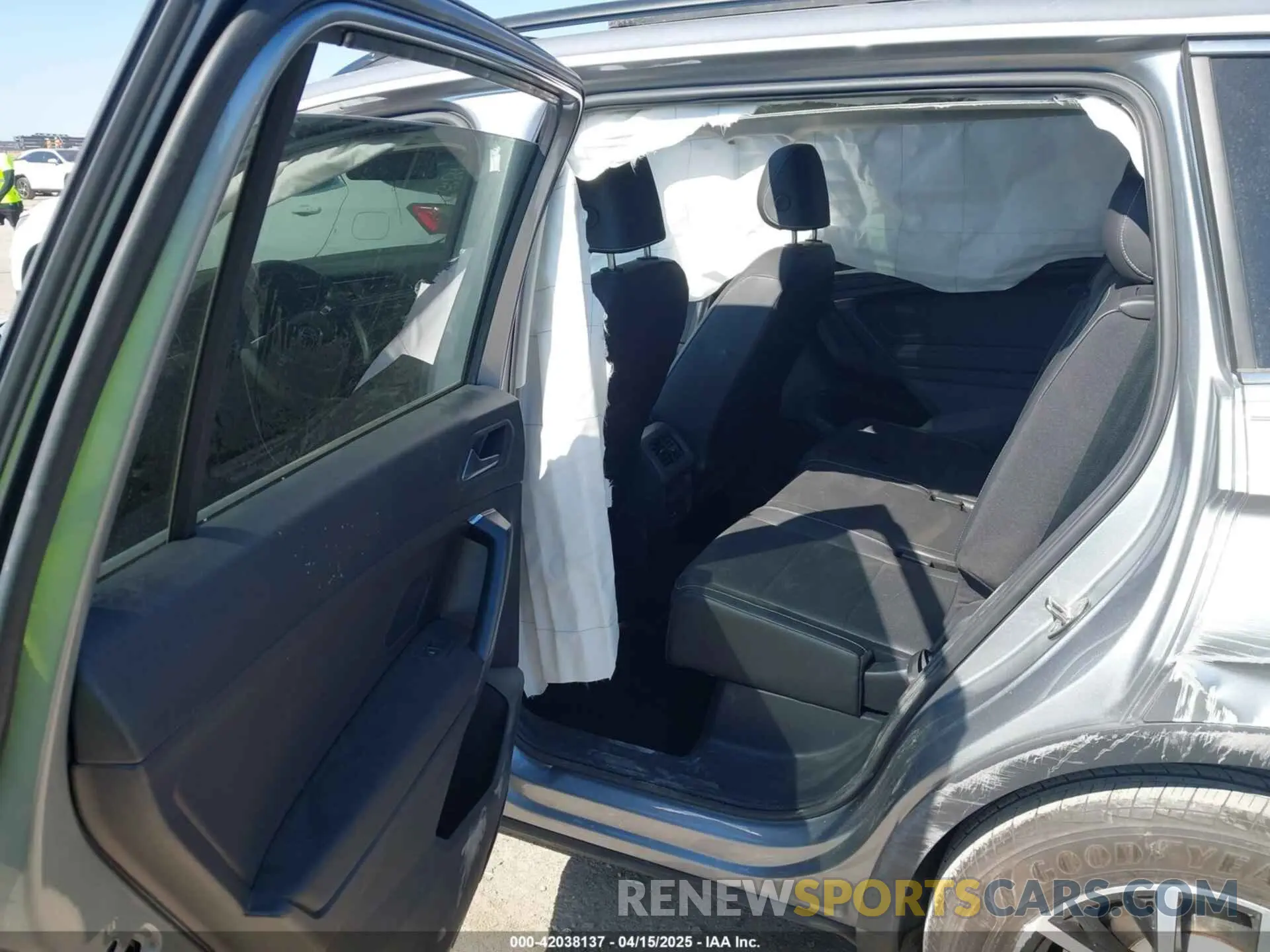 8 Photograph of a damaged car 3VV3B7AX0MM026064 VOLKSWAGEN TIGUAN 2021