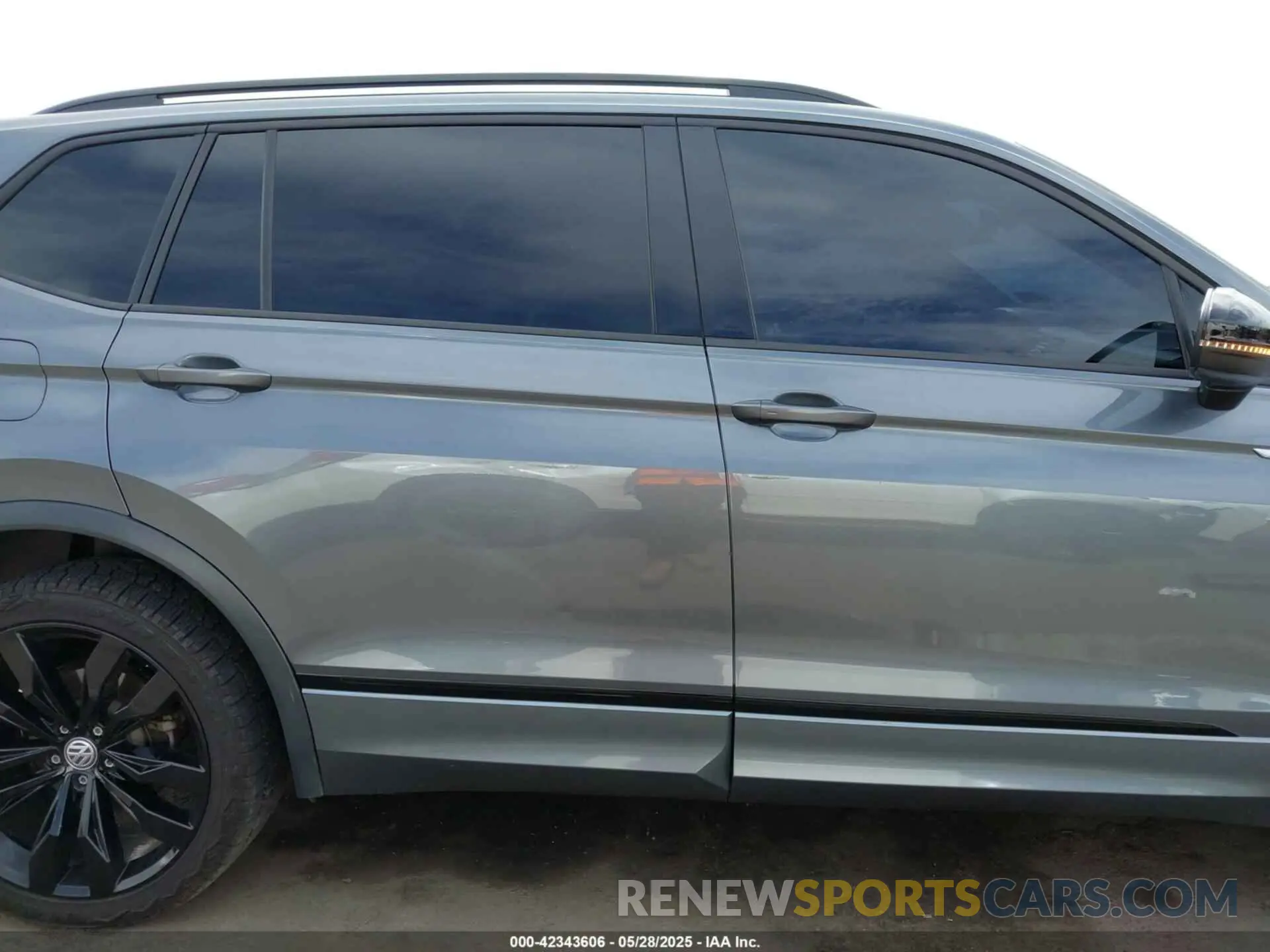 13 Photograph of a damaged car 3VV3B7AX1MM020886 VOLKSWAGEN TIGUAN 2021