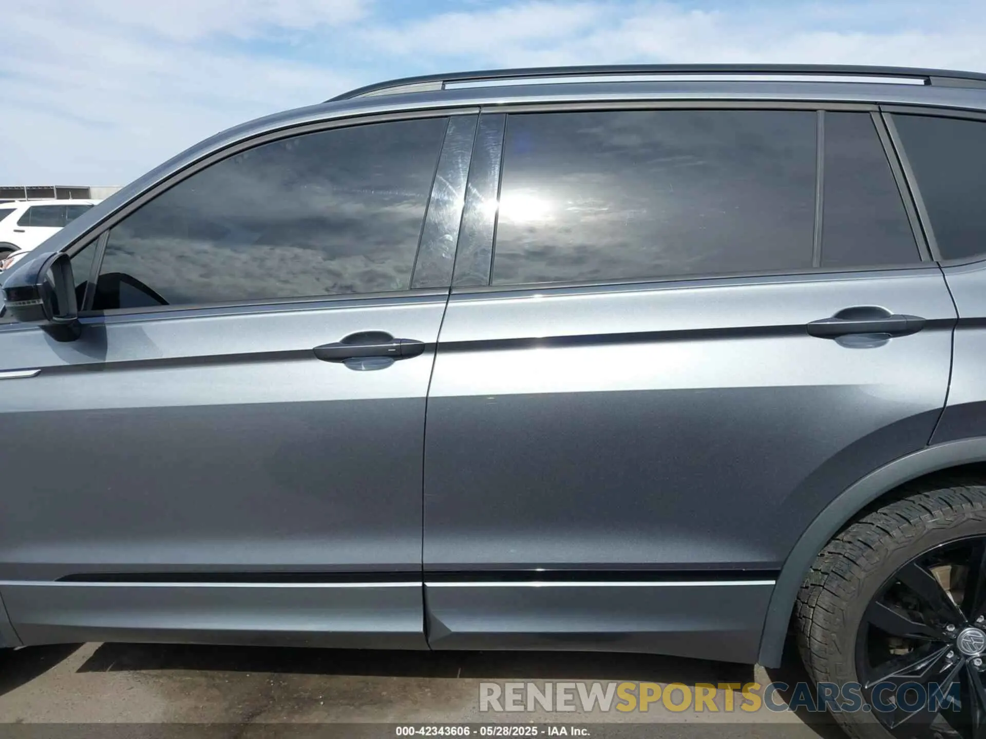 14 Photograph of a damaged car 3VV3B7AX1MM020886 VOLKSWAGEN TIGUAN 2021