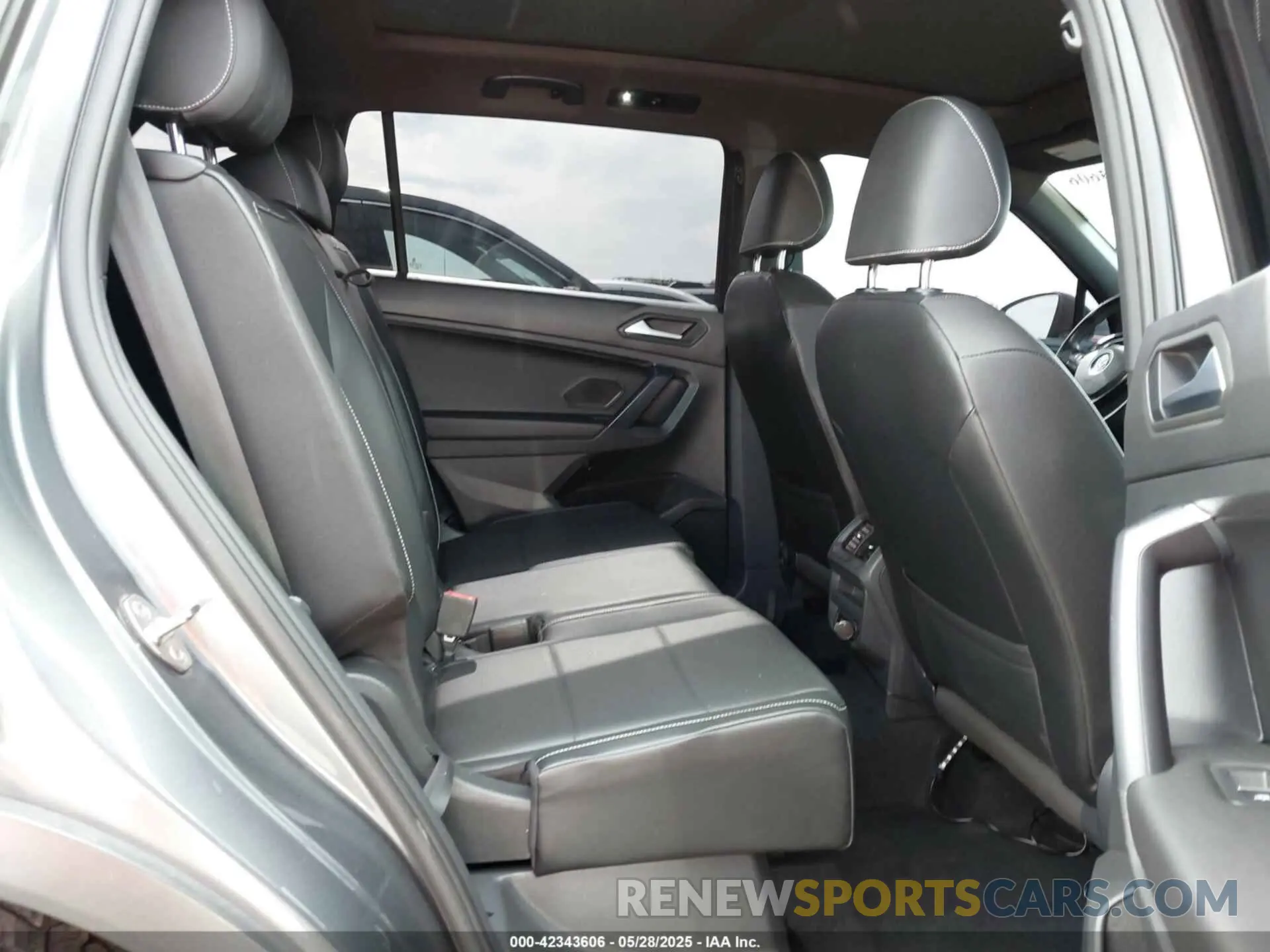 8 Photograph of a damaged car 3VV3B7AX1MM020886 VOLKSWAGEN TIGUAN 2021
