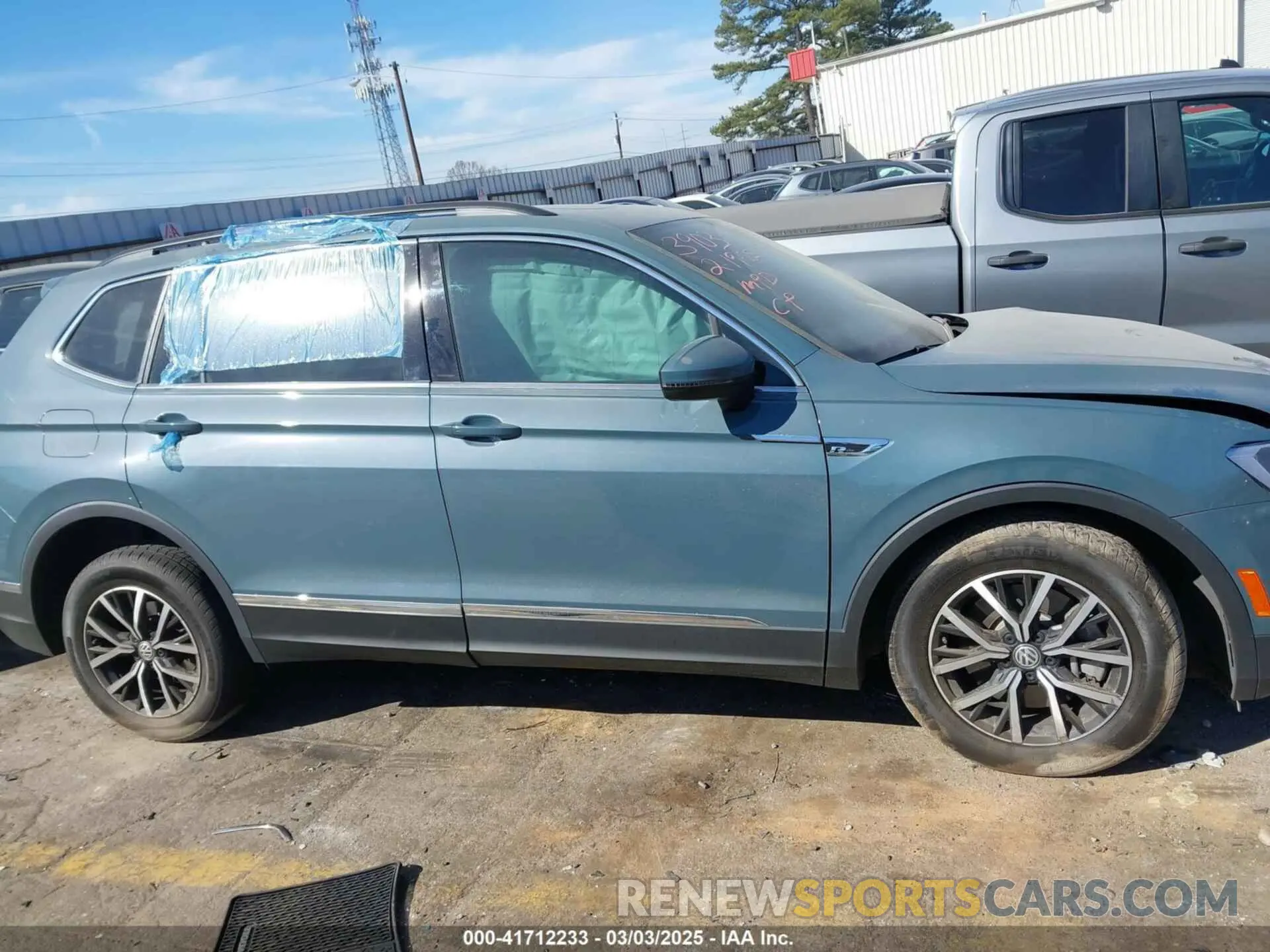 12 Photograph of a damaged car 3VV3B7AX1MM023903 VOLKSWAGEN TIGUAN 2021