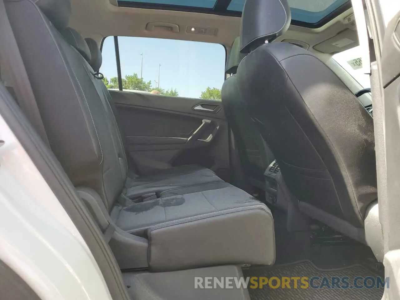 11 Photograph of a damaged car 3VV3B7AX1MM049000 VOLKSWAGEN TIGUAN 2021