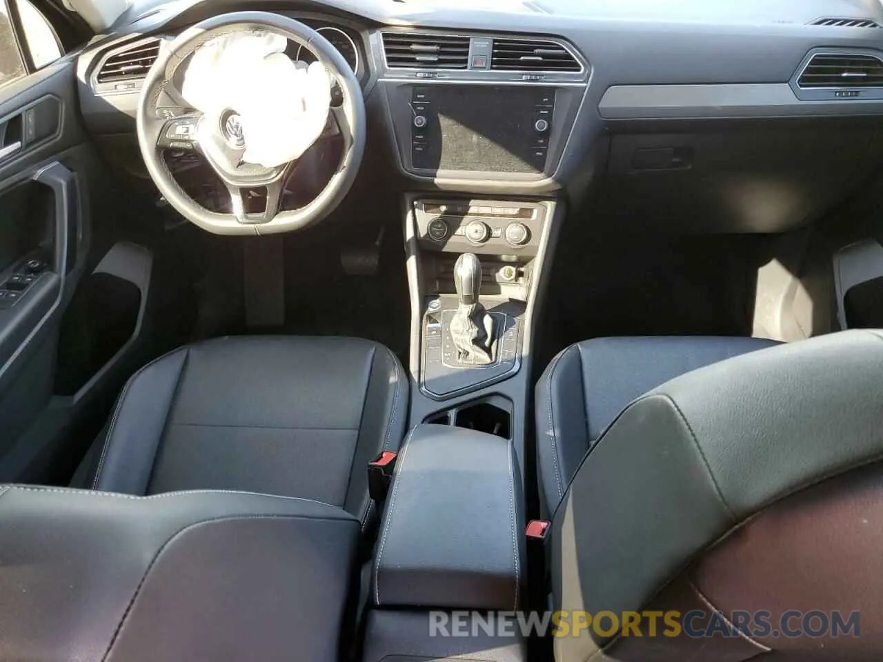 8 Photograph of a damaged car 3VV3B7AX2MM068817 VOLKSWAGEN TIGUAN 2021